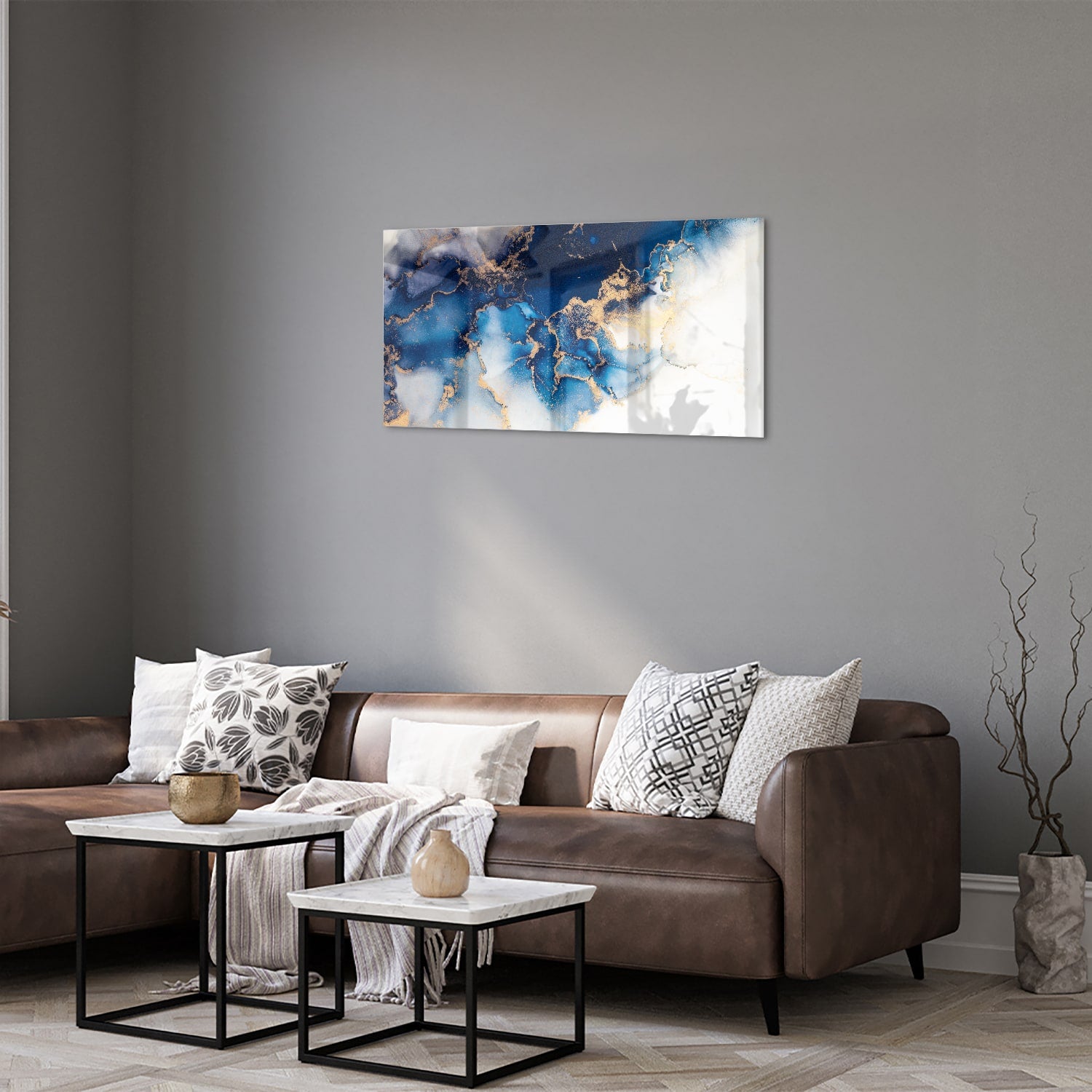 Prachtig glazen schilderij met blauwe en gouden patronen aan de muur.