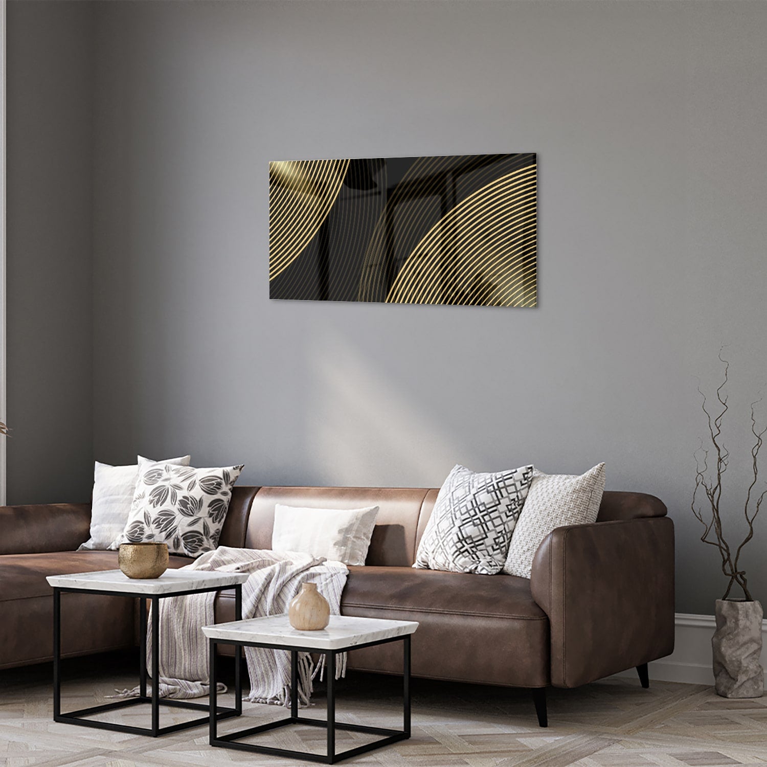 Glazen schilderij met gouden lijnen op zwarte achtergrond in stijlvolle ruimte.