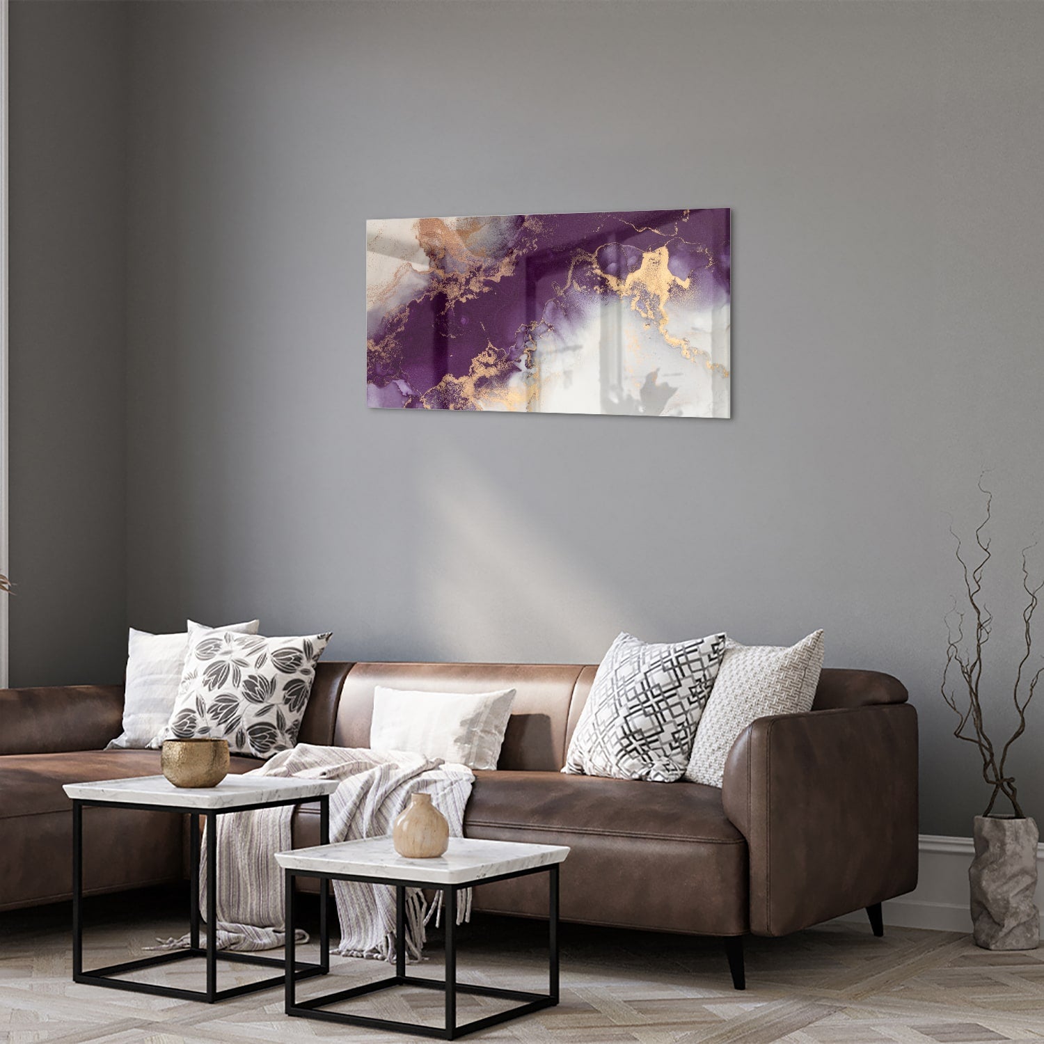 Een elegant paarse glazen schilderij met gouden accenten aan een muur in moderne woonkamer.