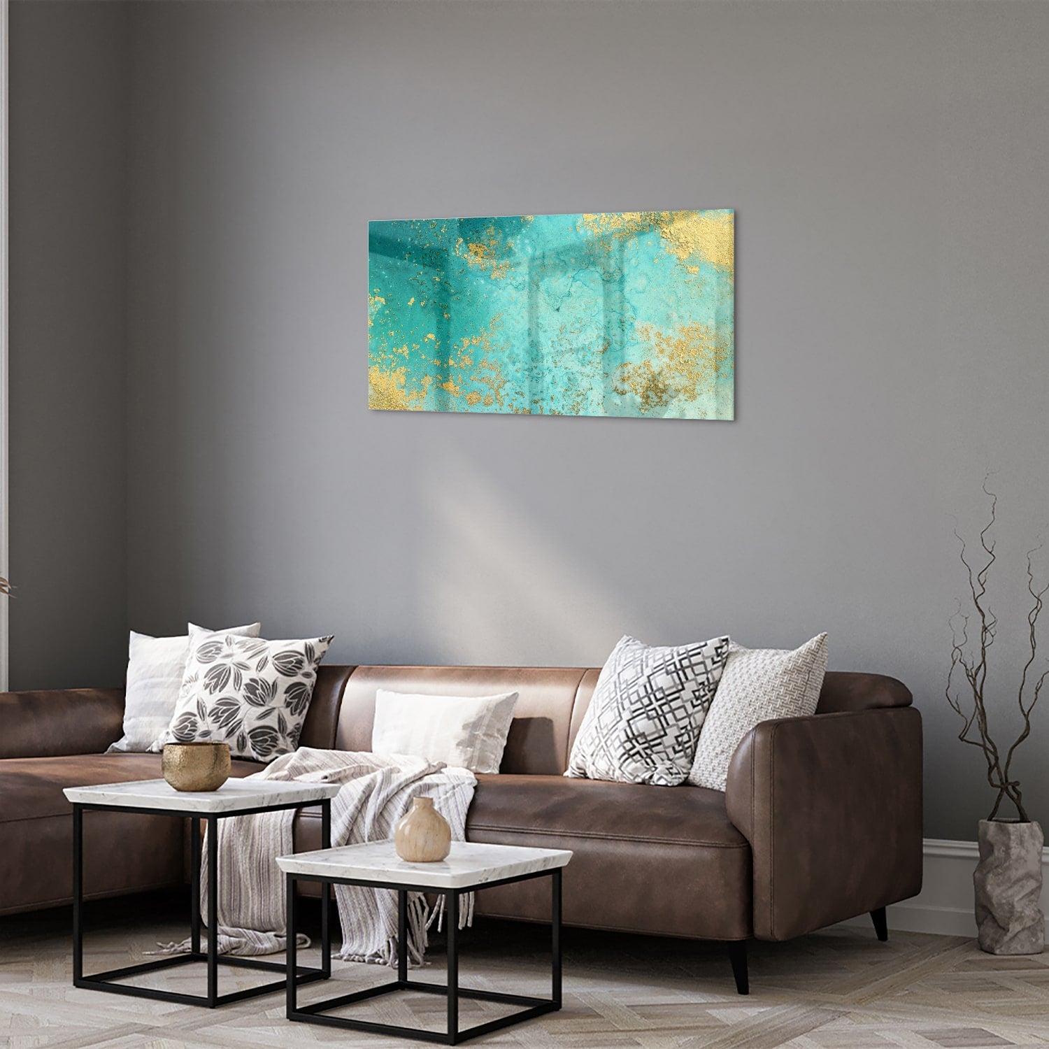 Glazen schilderij met turquoise en gouden accenten aan de muur
