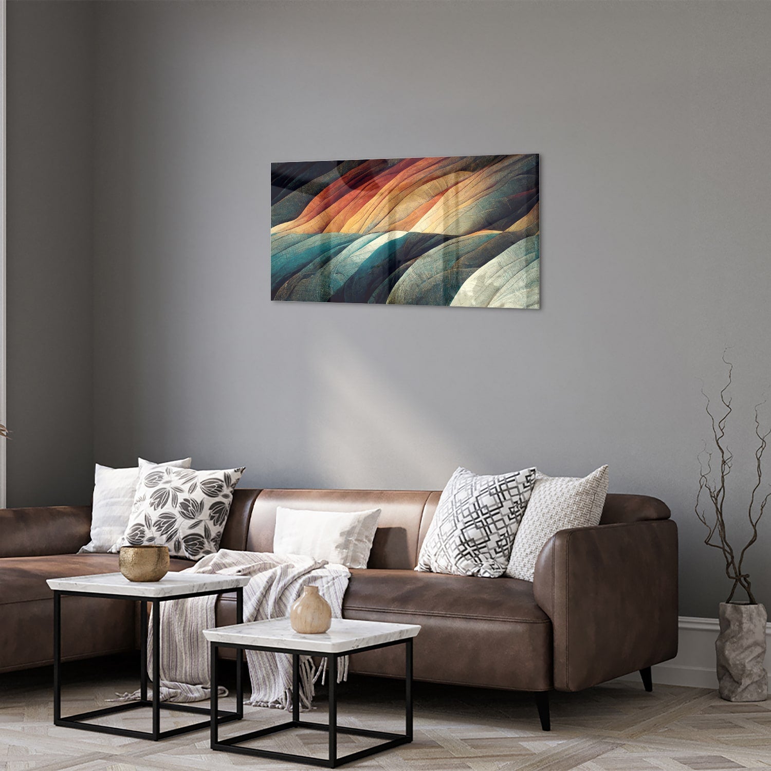 Abstract glazen schilderij met gekleurde golven in een moderne woonkamer.