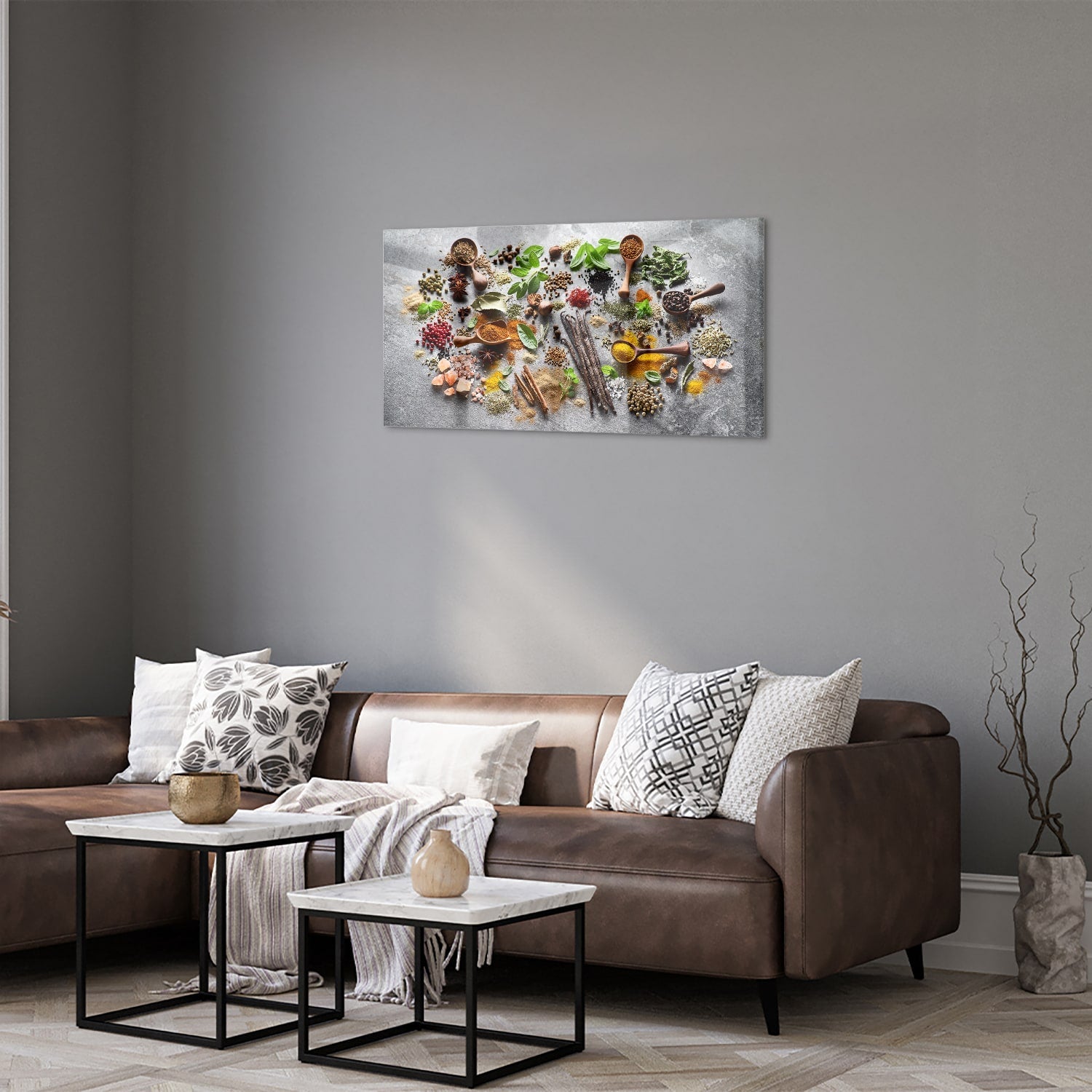 Glazen schilderij met een artistieke weergave van kruiden en specerijen in een gezellige keukenomgeving.