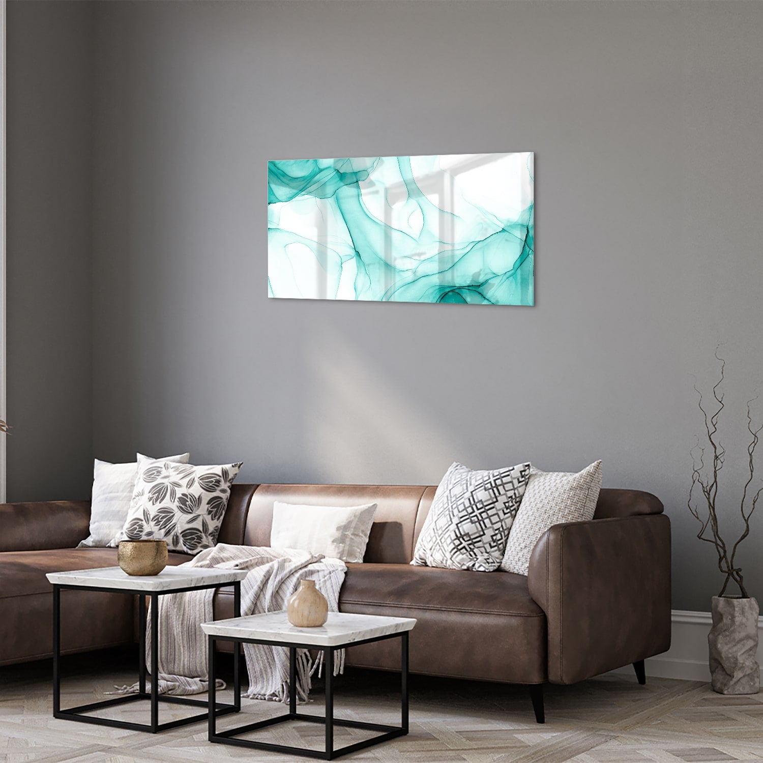 Lichtblauw abstract glazen schilderij aan de muur boven een houten meubel.