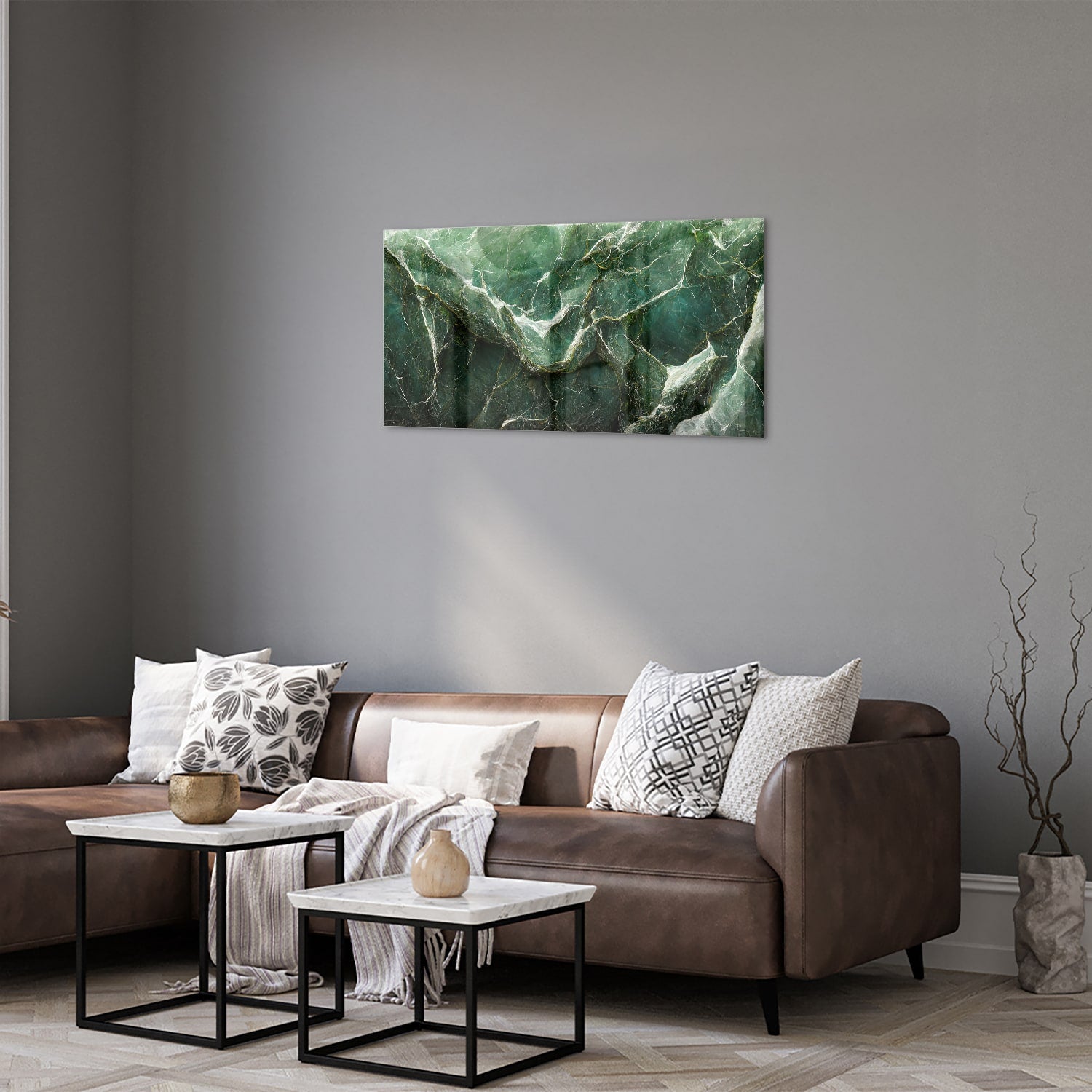 Glas schilderij met marmerpatroon in groene tinten, hangt aan de muur.