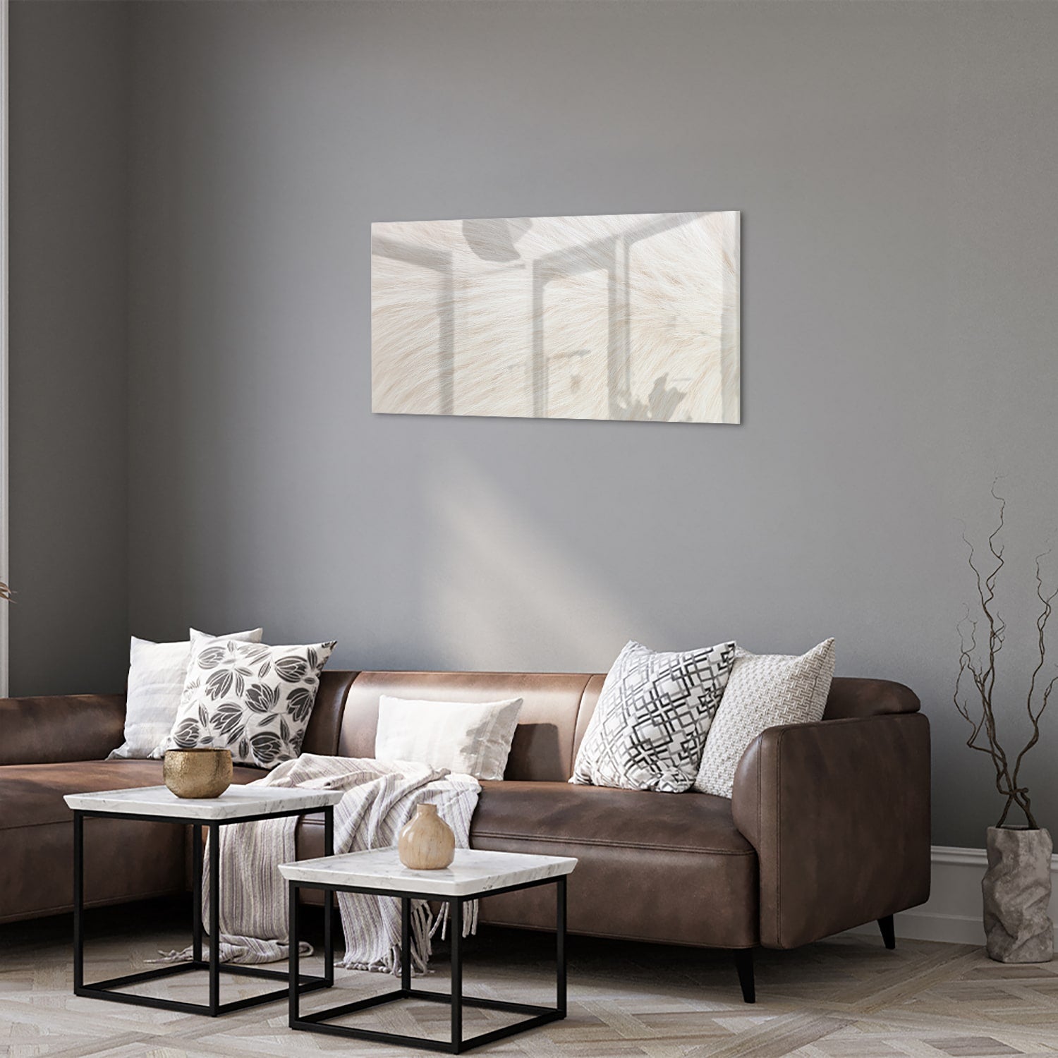 Minimalistisch glazen schilderij met een subtiel natuurthema aan de muur.