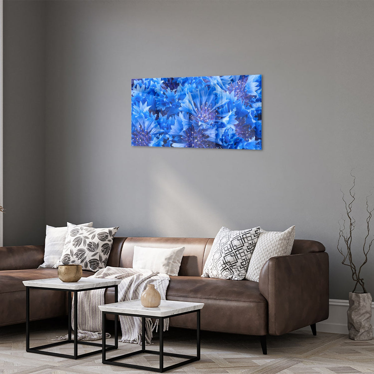 Glazen schilderij met een prachtig blauw bloemenmotief aan de muur