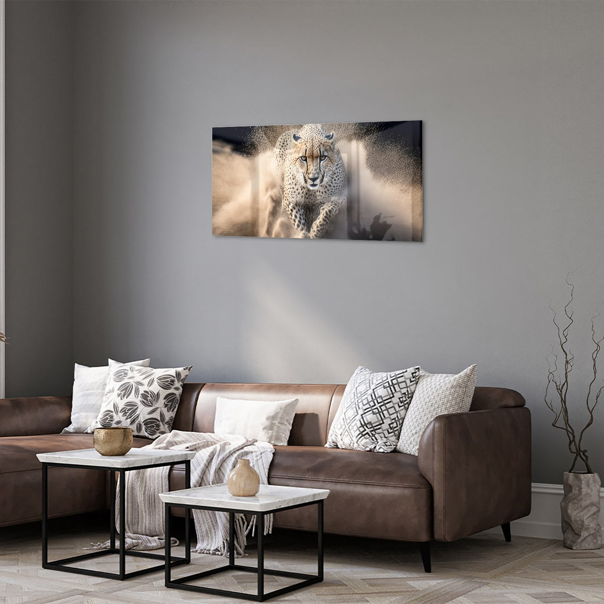 Glazen schilderij van een jachtluipaard die door zand rent in een moderne woonkamer.