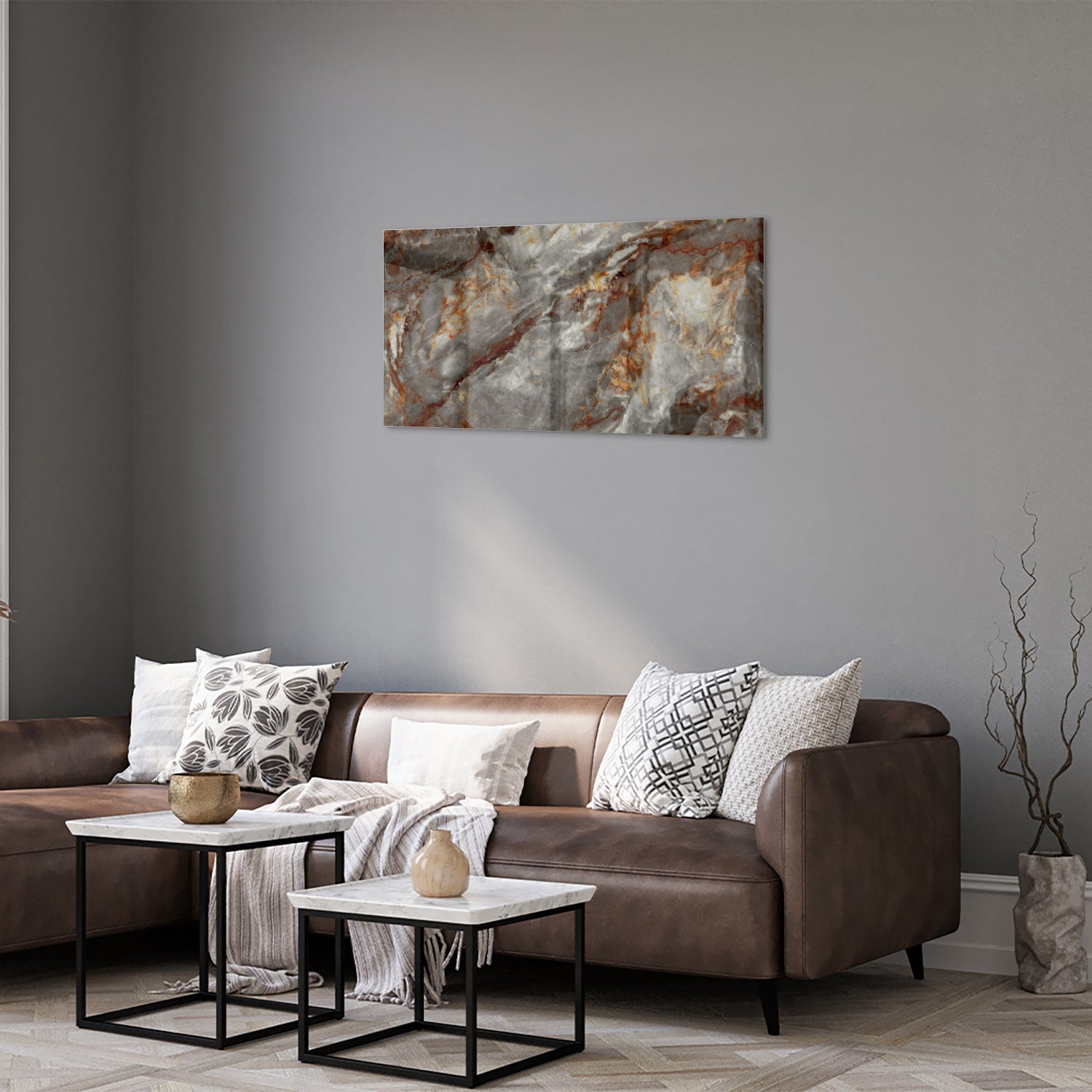Glazen schilderij met marmerlook in grijs en oranje aan de muur