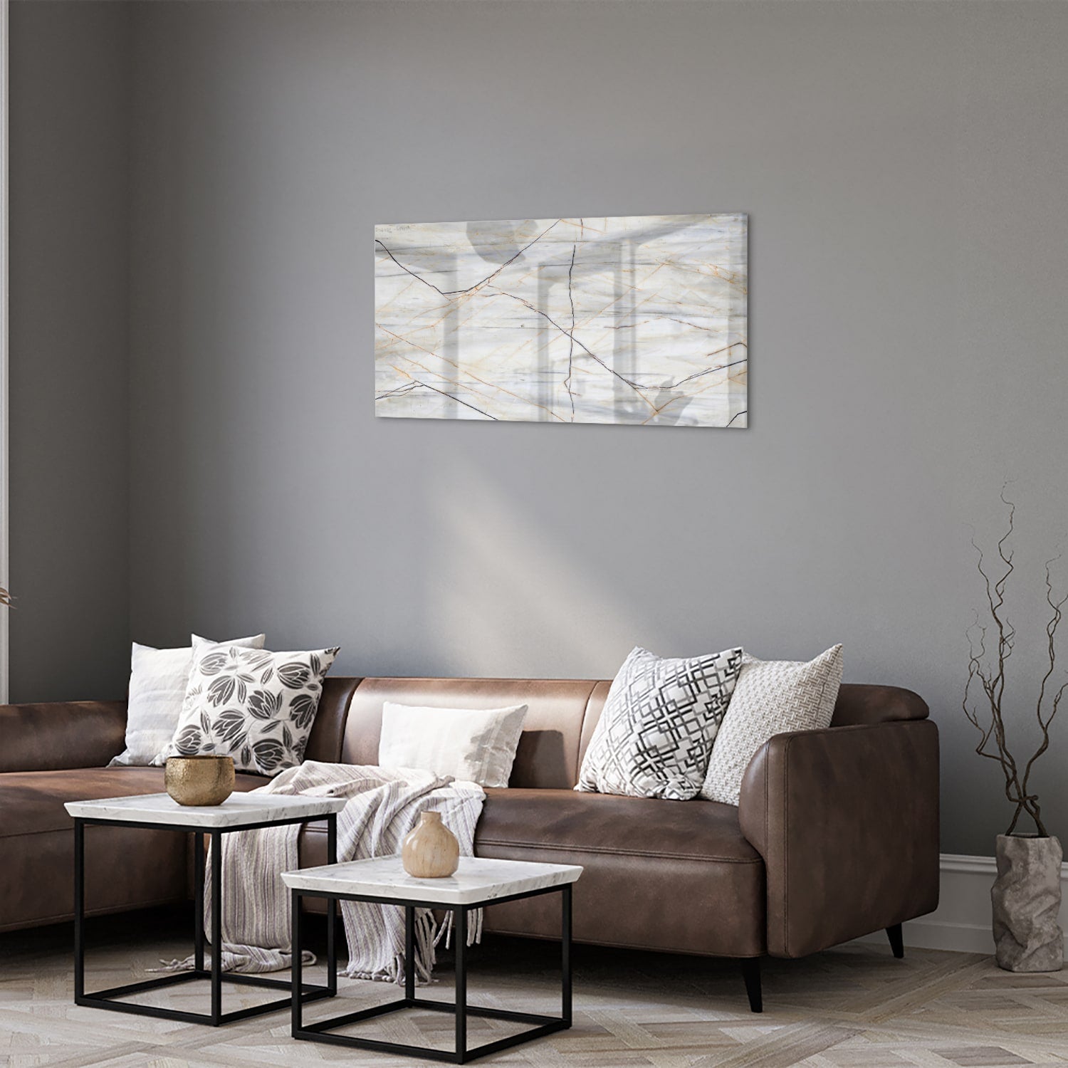 Elegante glazen schilderij met marmerpatroon en gouden lijnen in een moderne woonkamer.