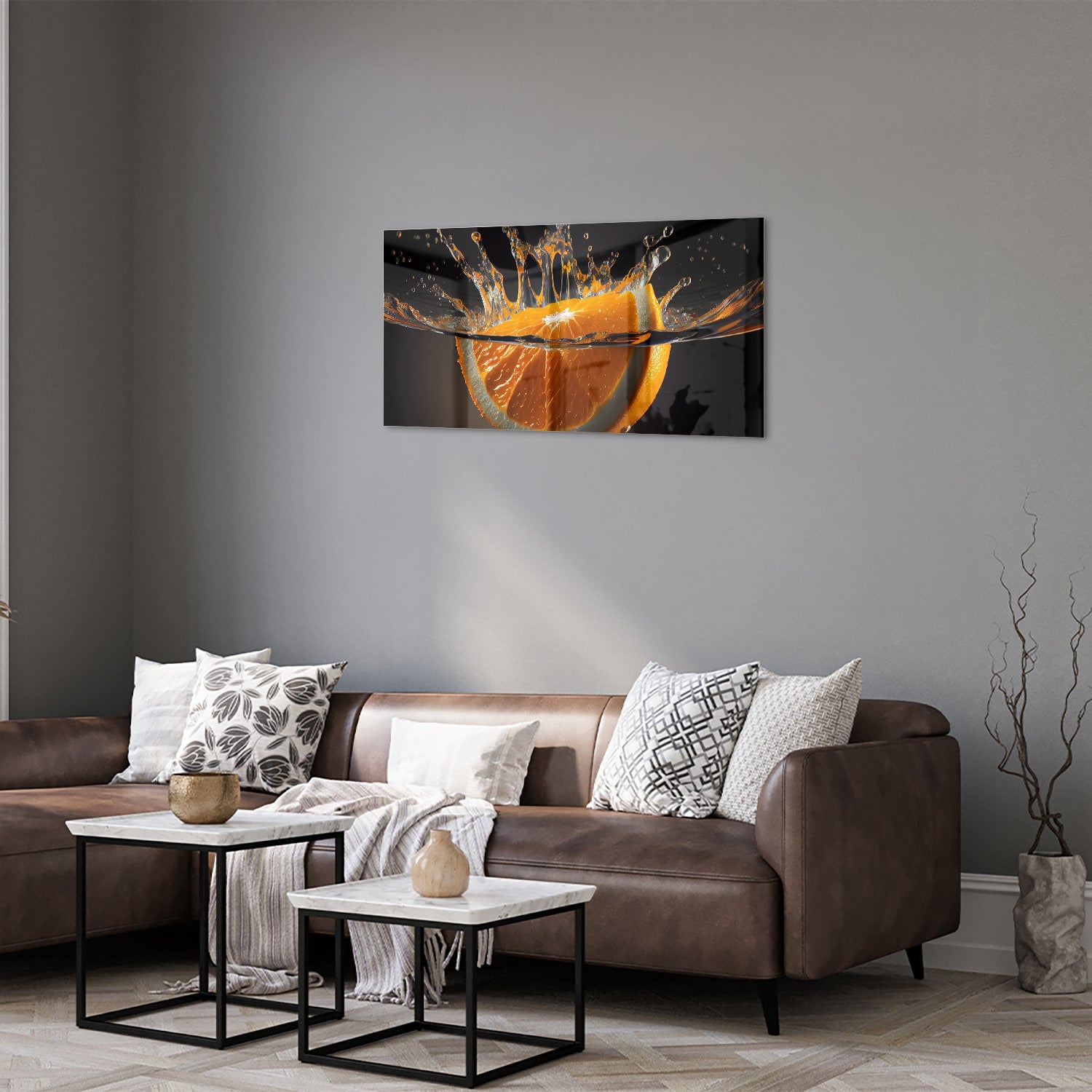 Glazen schilderij van een spetterende sinaasappel boven water.