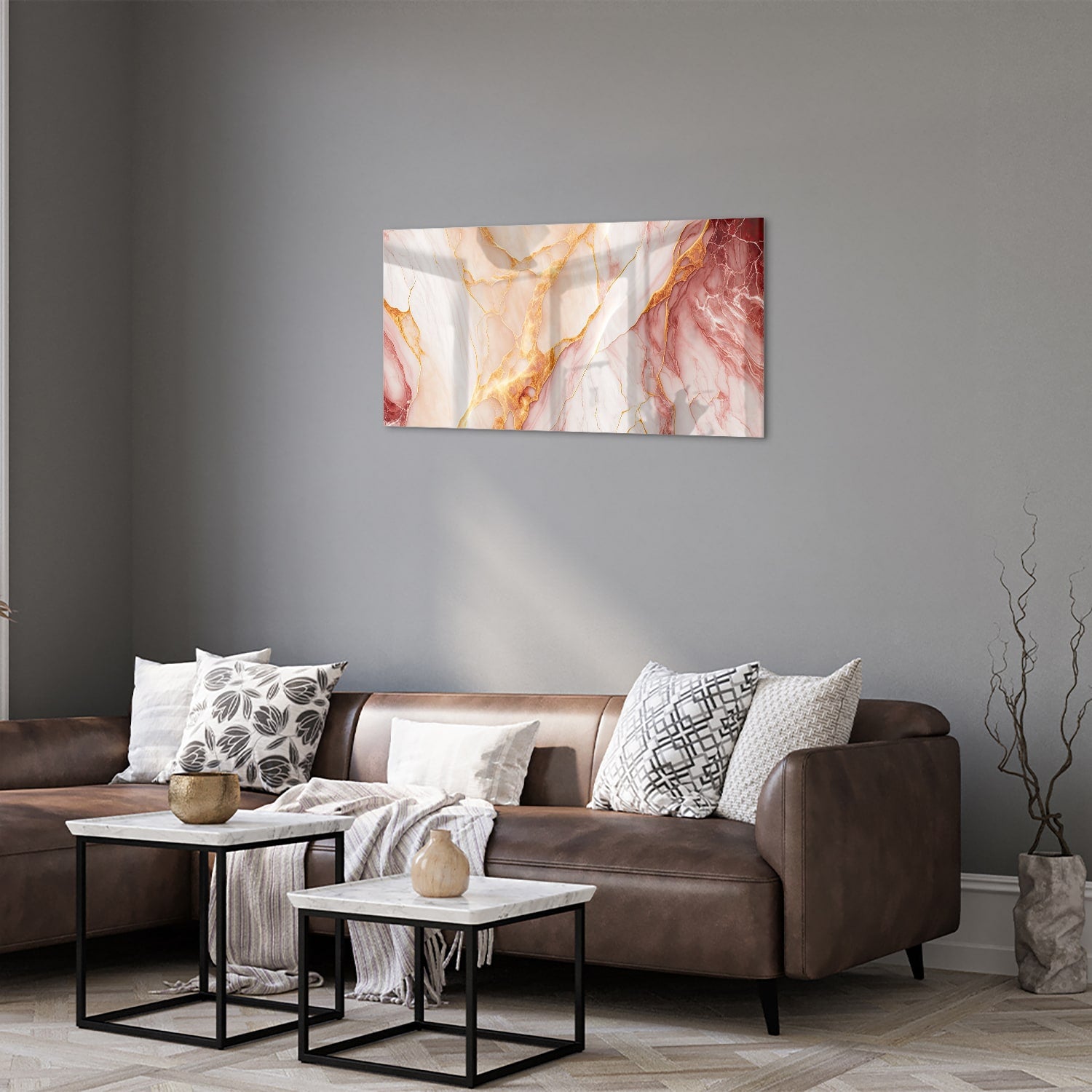 Elegante glazen schilderij met rozen en gouden tinten aan de muur.
