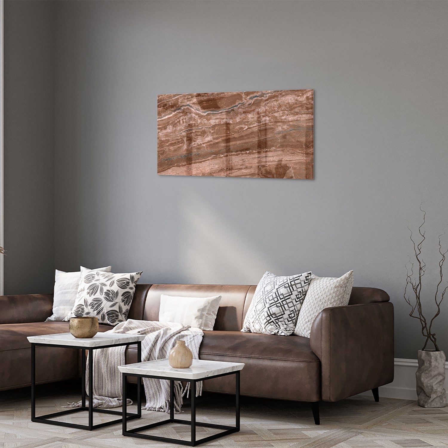 Glazen schilderij in aardetinten hangt aan een lichte muur boven een houten meubelstuk.