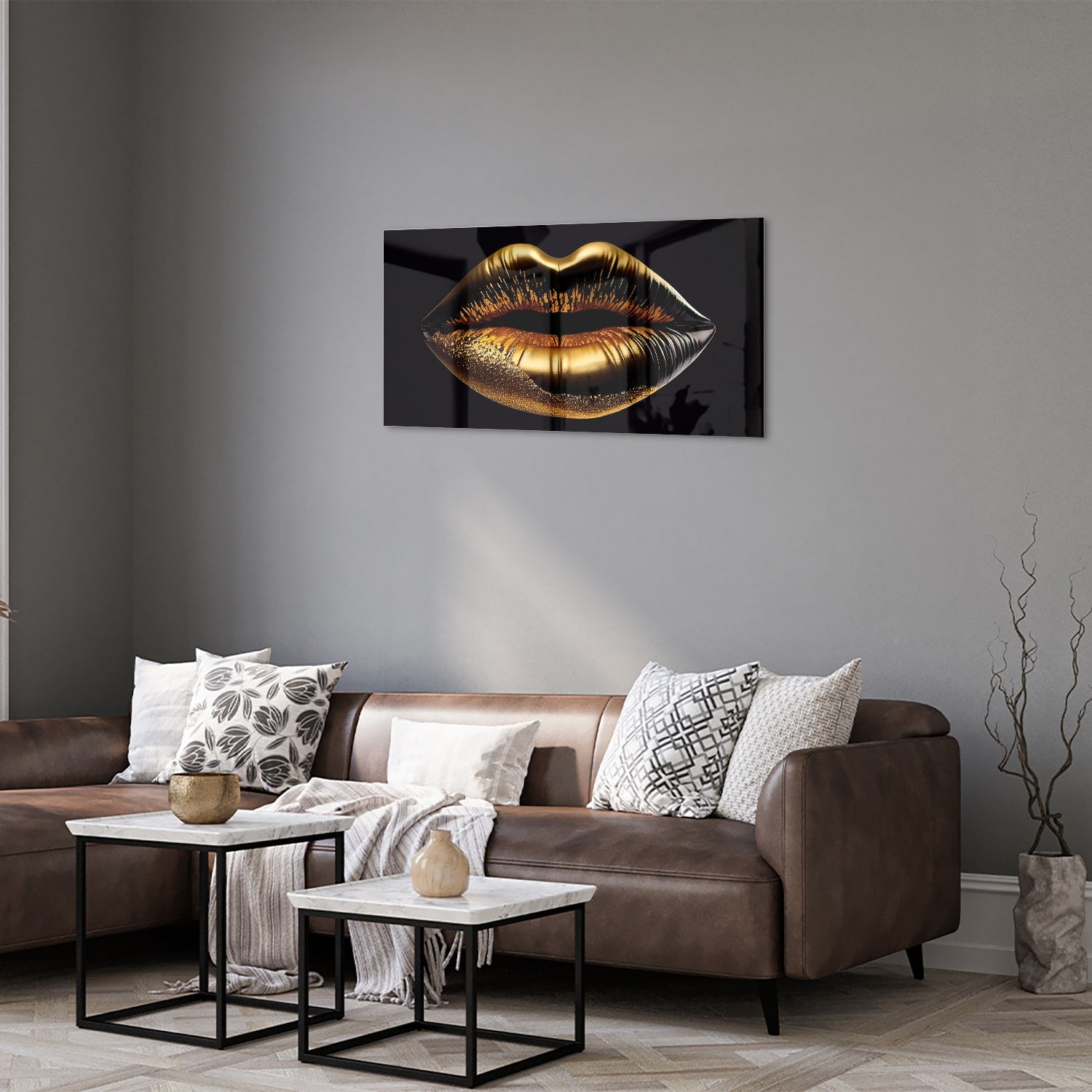 Glazen schilderij van gouden lippen tegen een lichte muur.