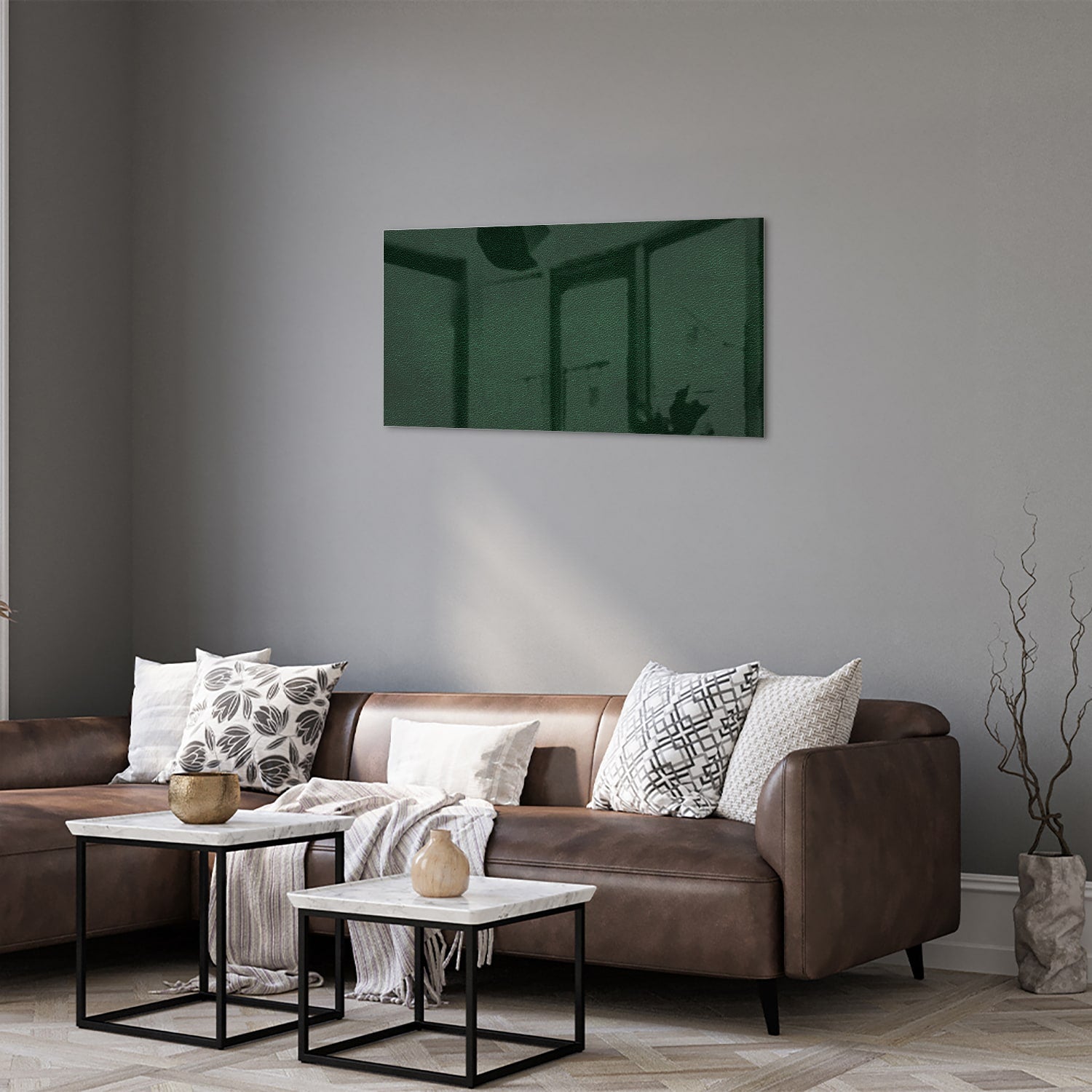 Een groen glazen schilderij aan de muur in een lichte woonkamer