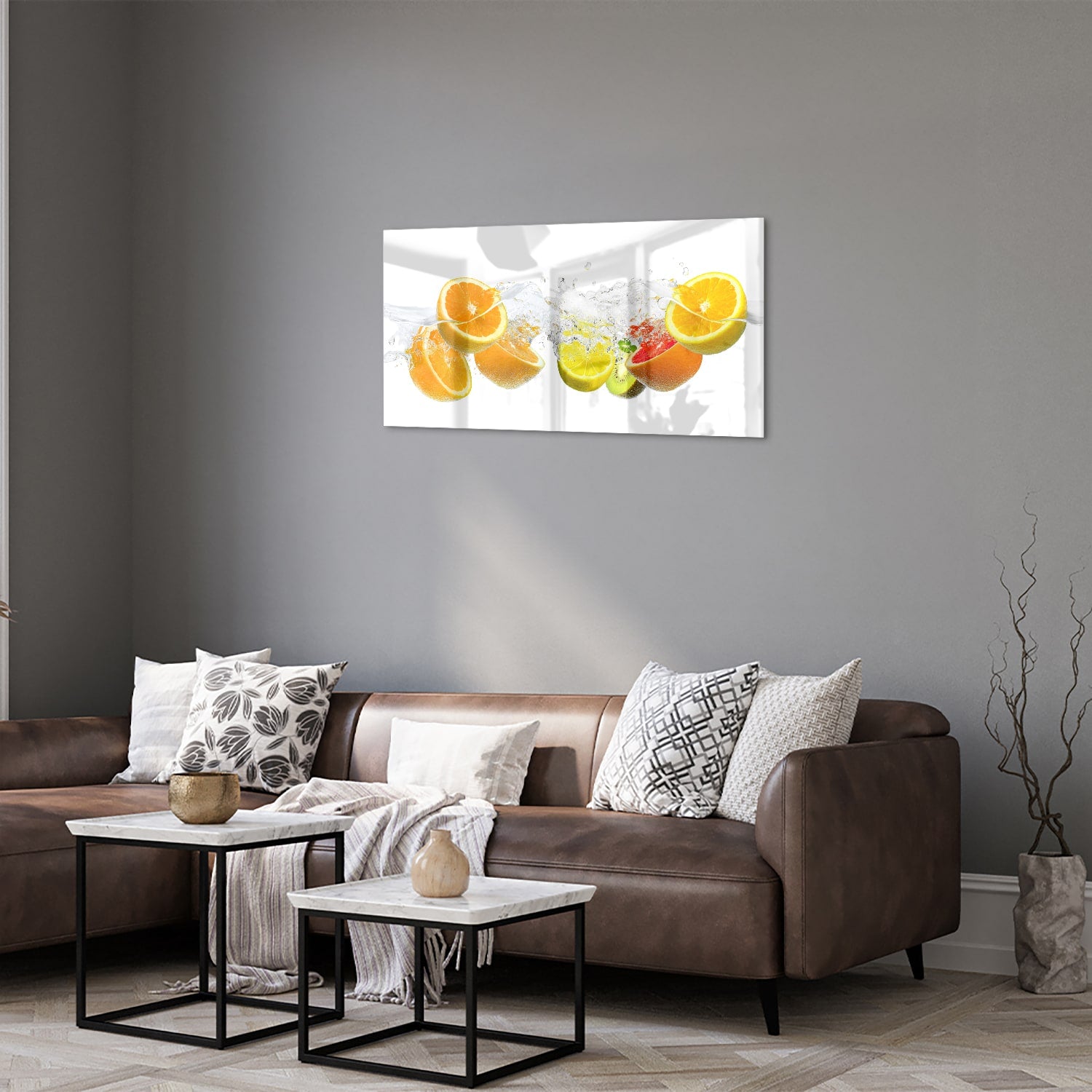 Glazen schilderij met sinaasappels en limoenen in water.