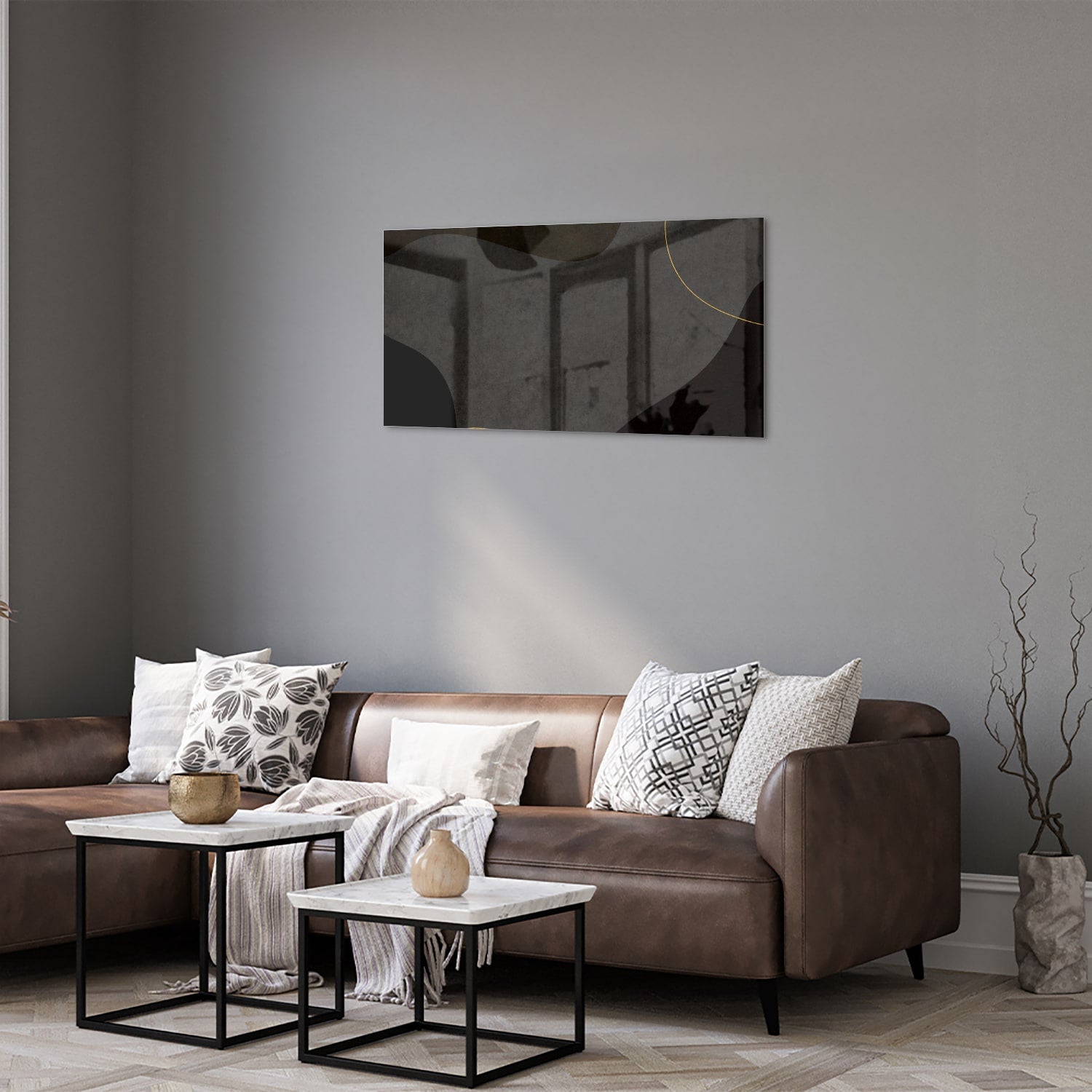 Moderne glas schilderij met abstracte zwarte vormen en gouden lijnen