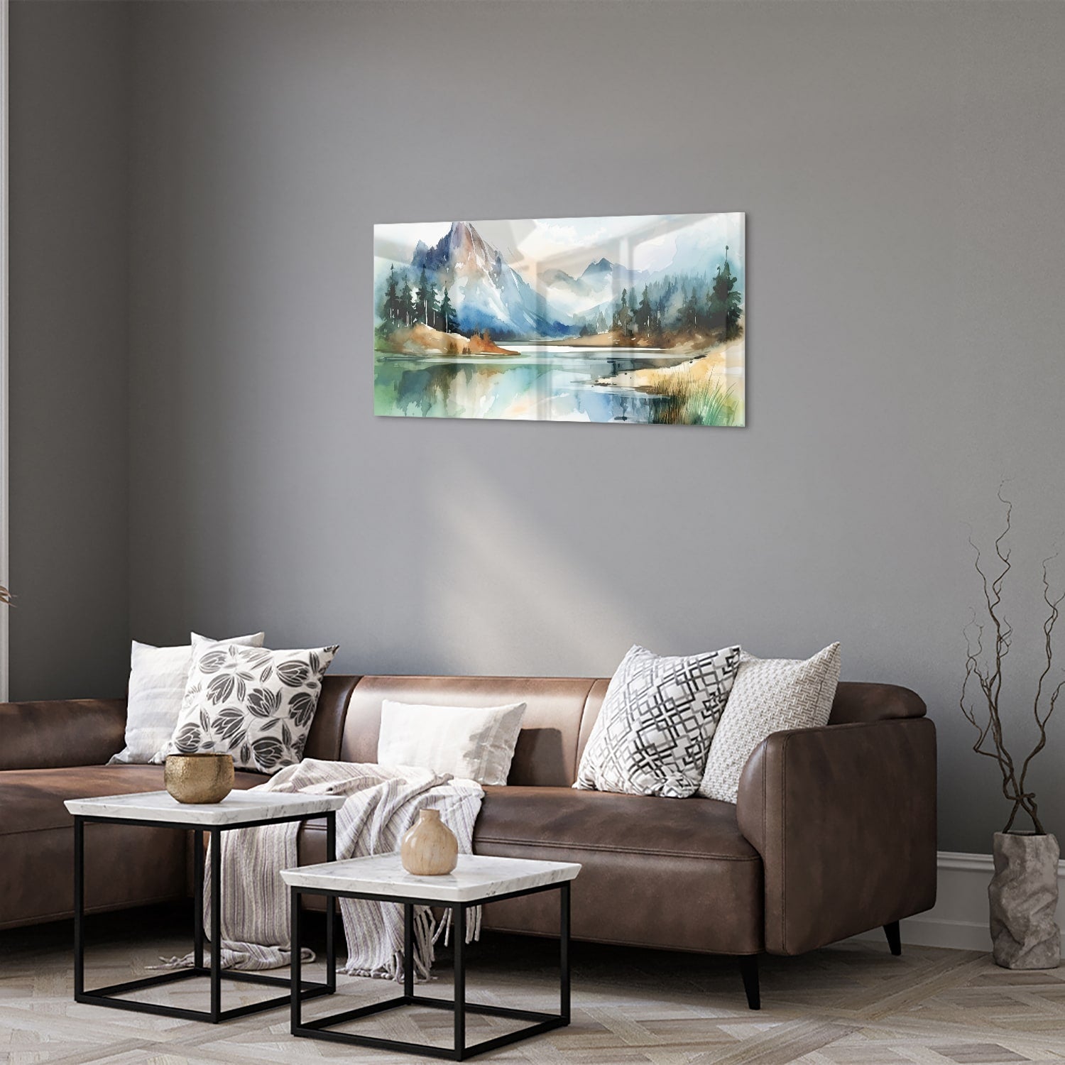 Glazen schilderij met een landschap van bergen en een meer in waterverfstijl.