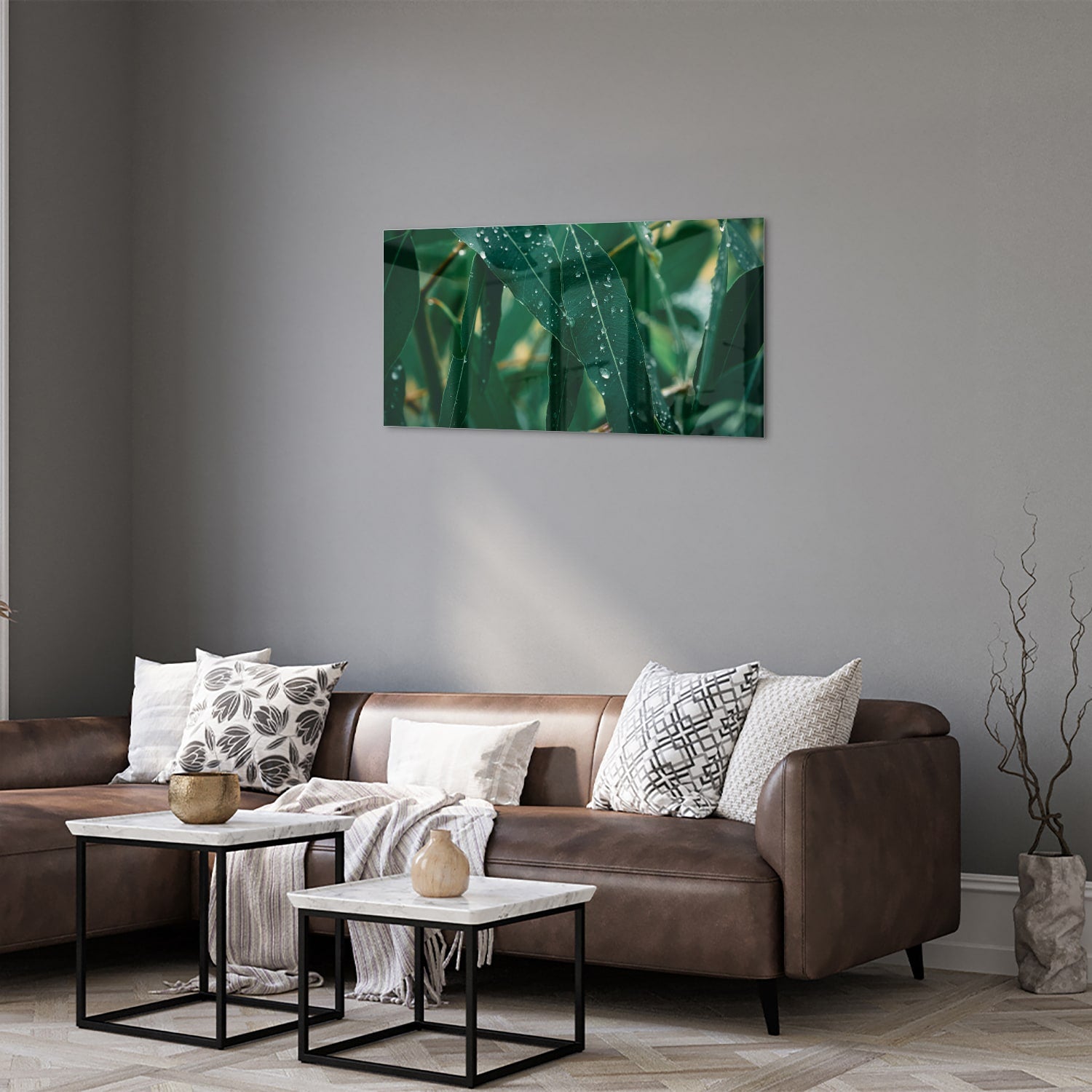 Glas schilderij van groene bladeren met dauwdruppels in een interieur