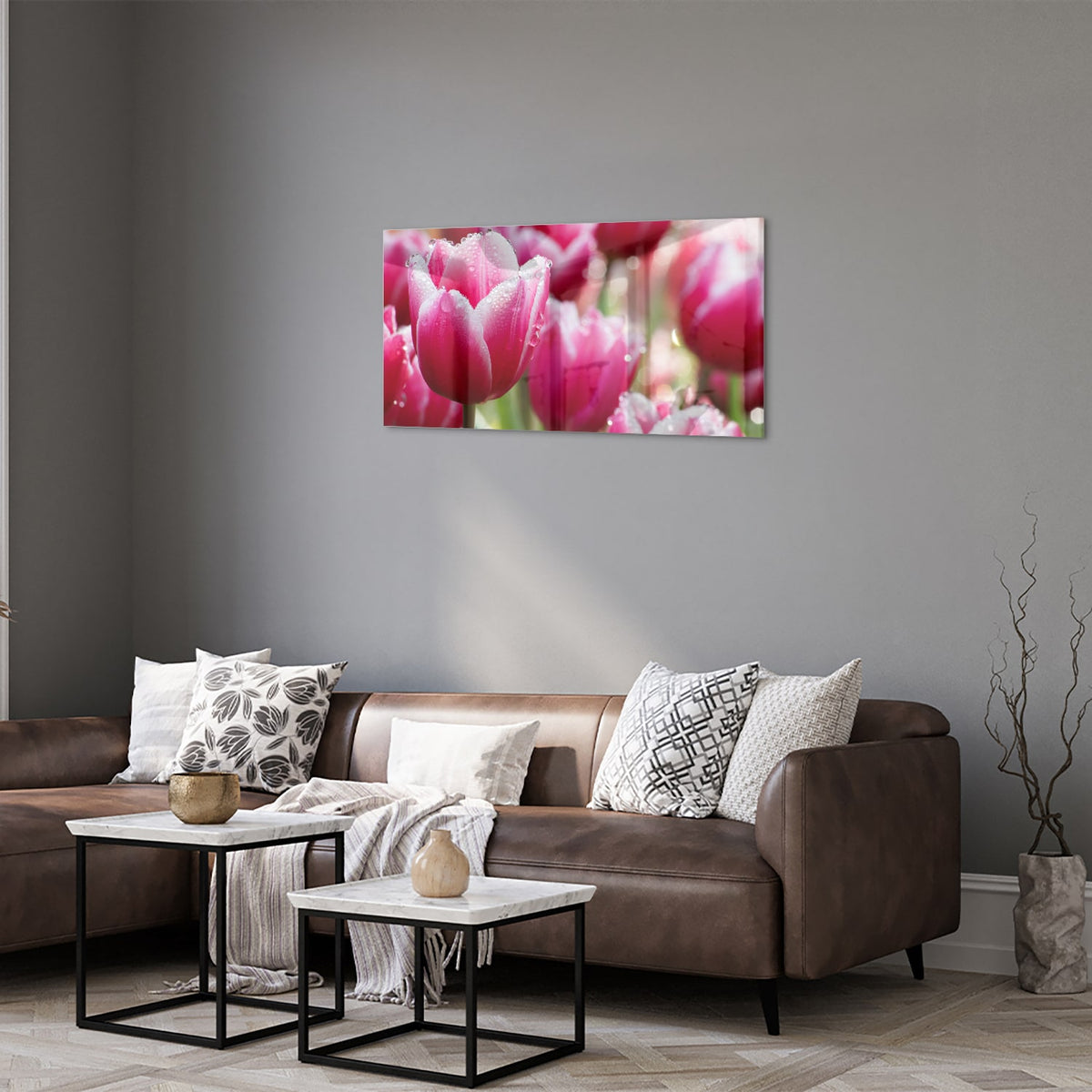 Glazen schilderij van roze tulpen met dauwdruppels, elegant en kleurig.