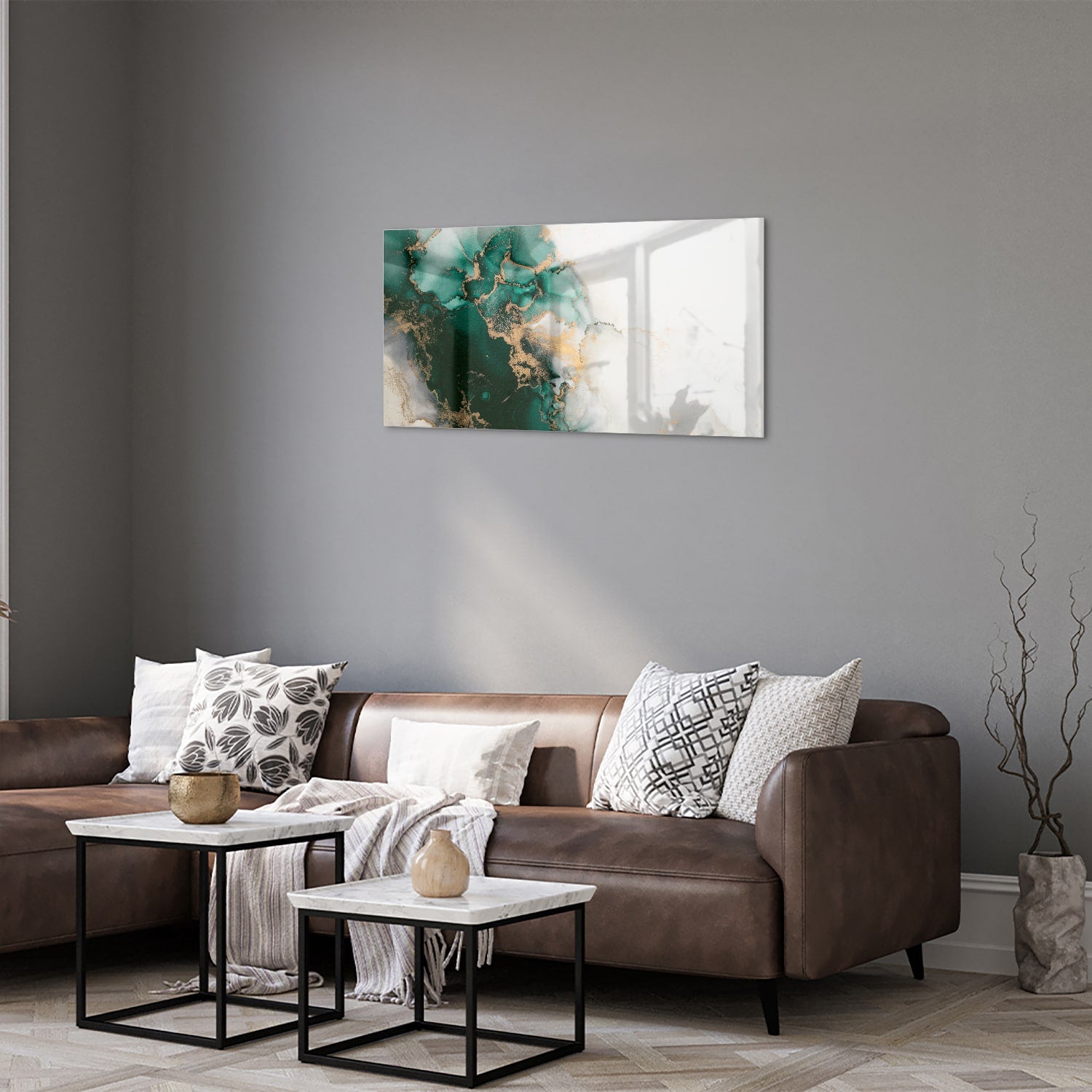 Elegant glazen schilderij met groene en gouden tinten aan de muur