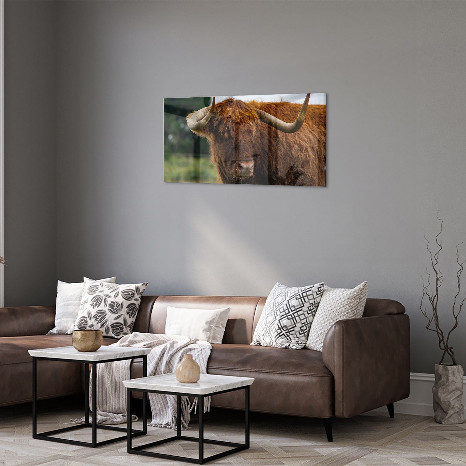 Glas schilderij van een Schotse Hooglander in een moderne woonkamer