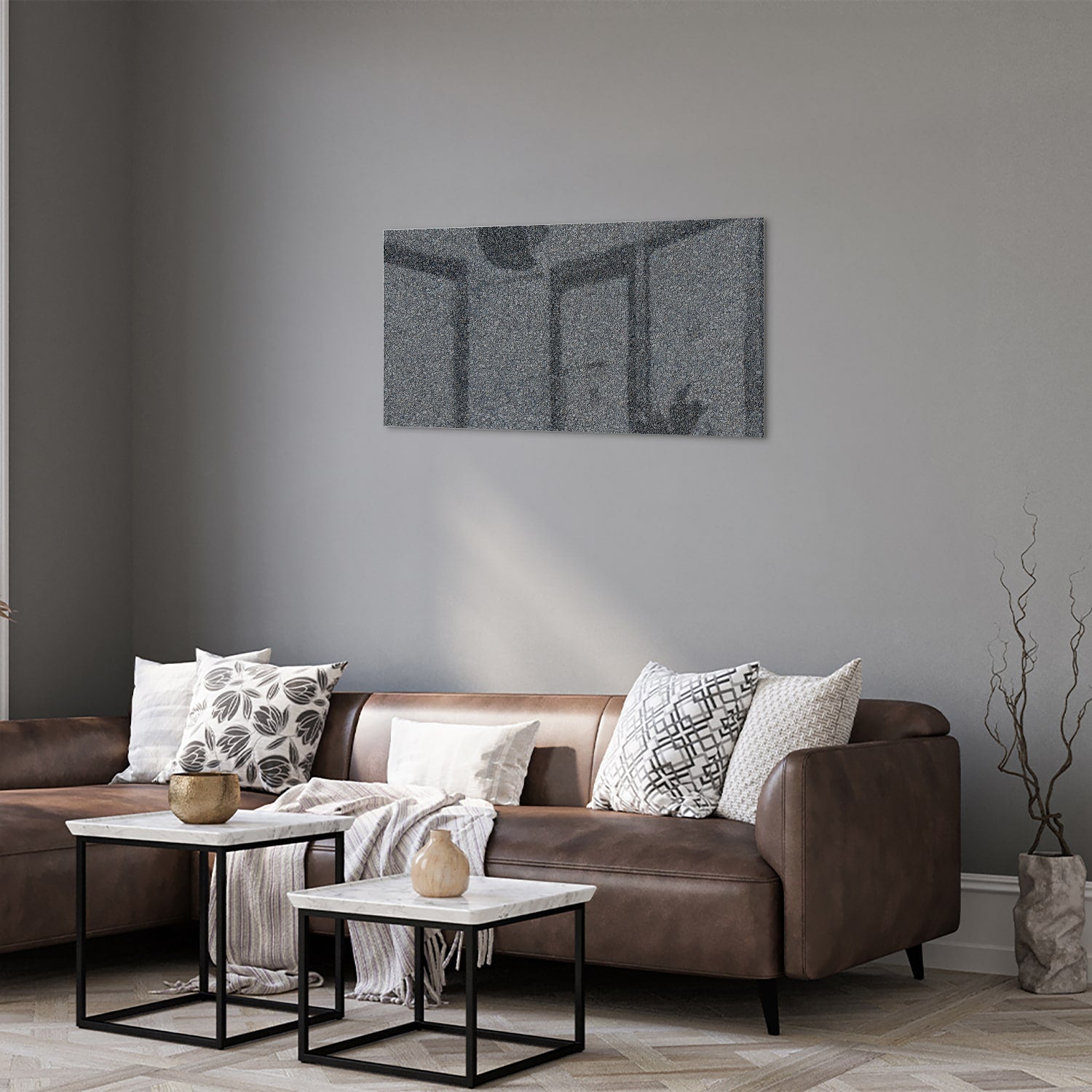 Minimalistisch glazen schilderij aan de muur in een lichte woonkamer