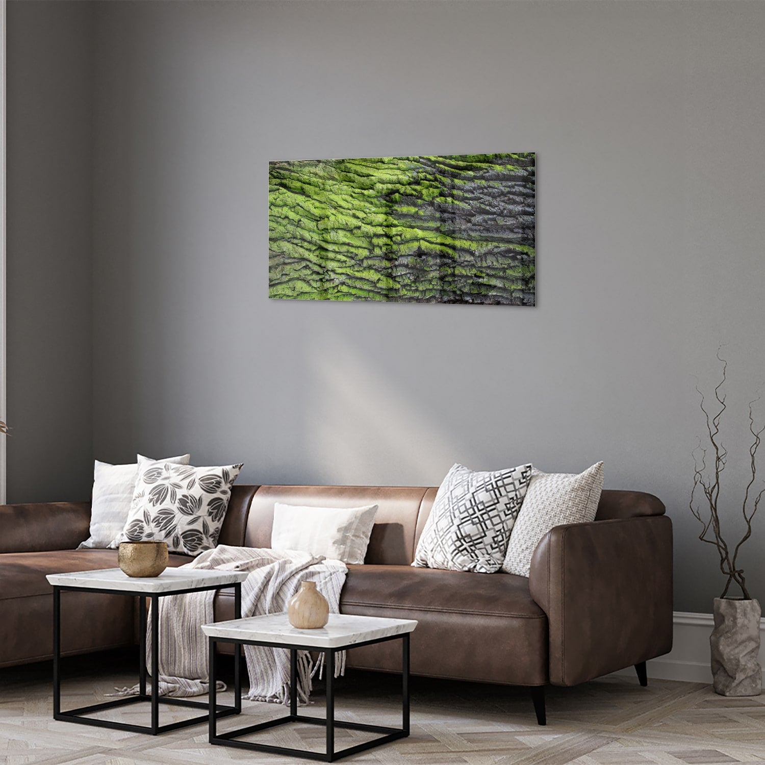 Glazen schilderij met groene mosachtige textuur aan een muur