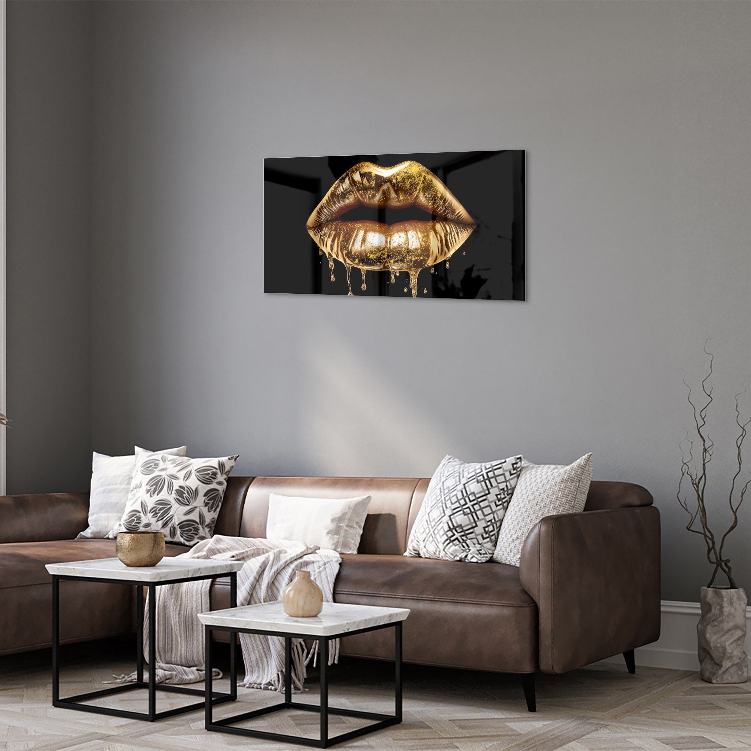 Glazen schilderij met gouden lippen op een zwarte achtergrond in een moderne woonkamer.