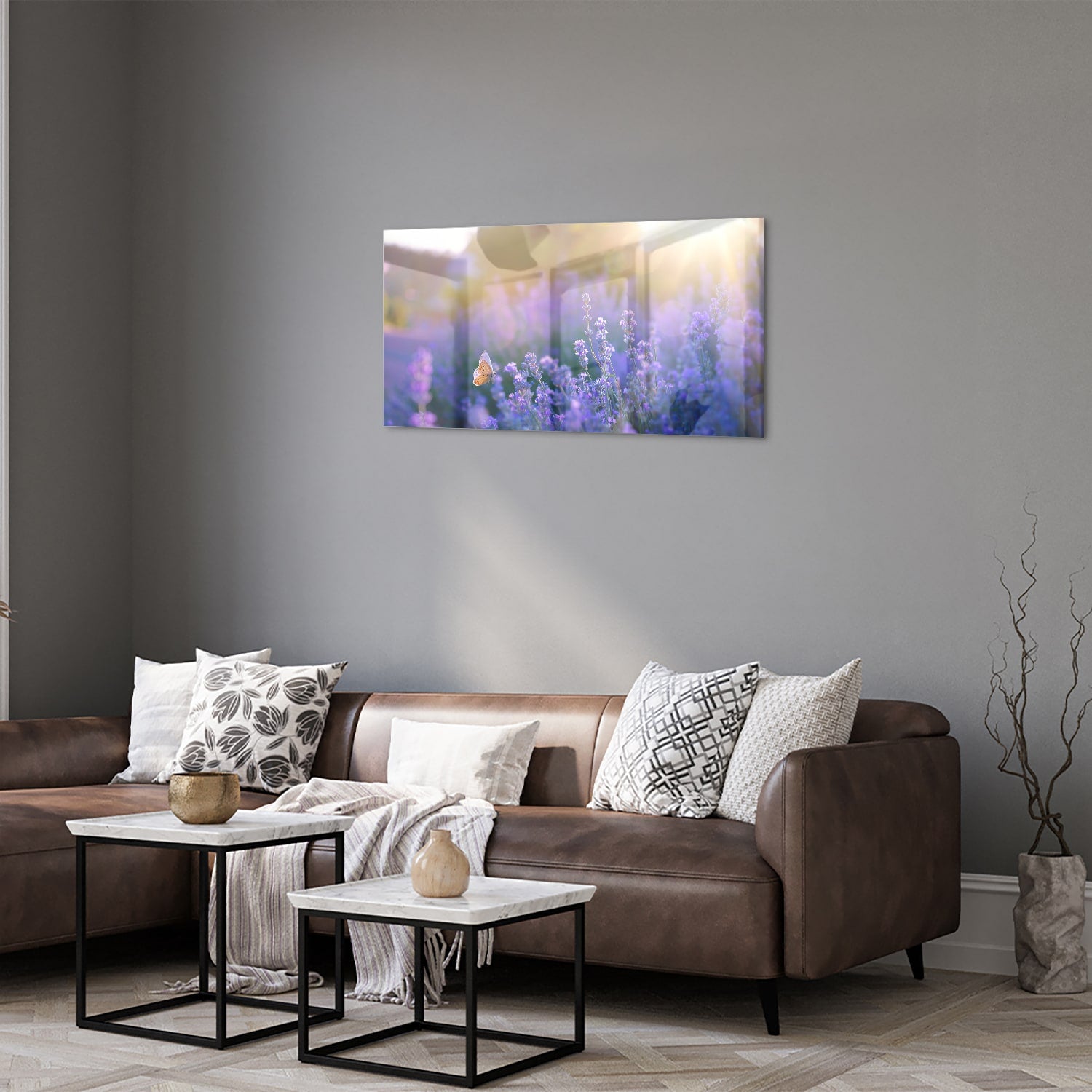 Glazen schilderij met lavendel en een vlinder op een muur