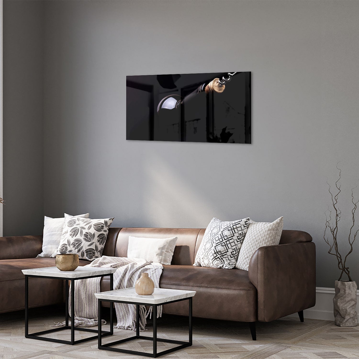 Glazen schilderij met handvat in een modern interieur.