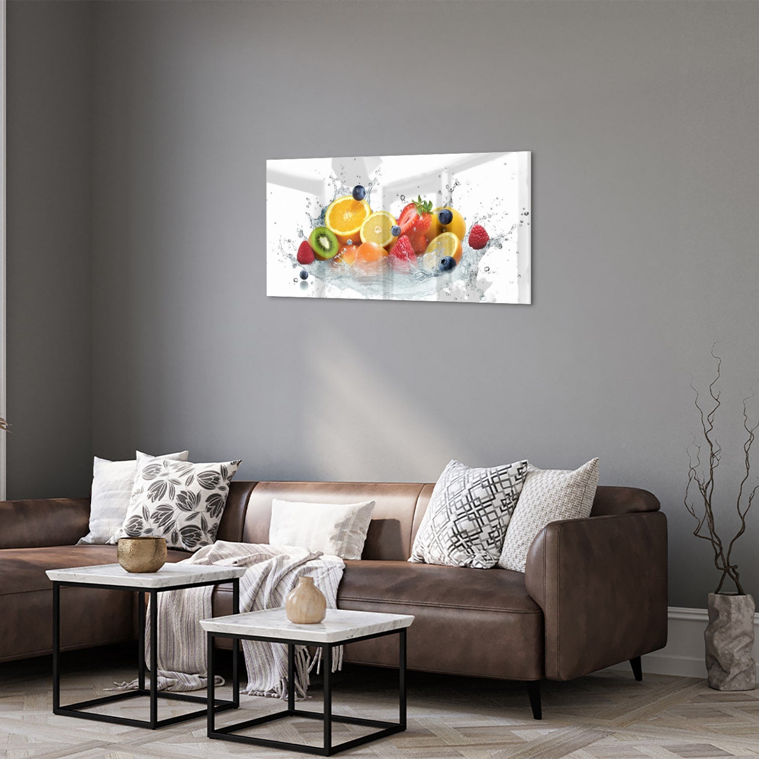 Glazen schilderij van een kleurrijke fruitcompositie aan een muur.