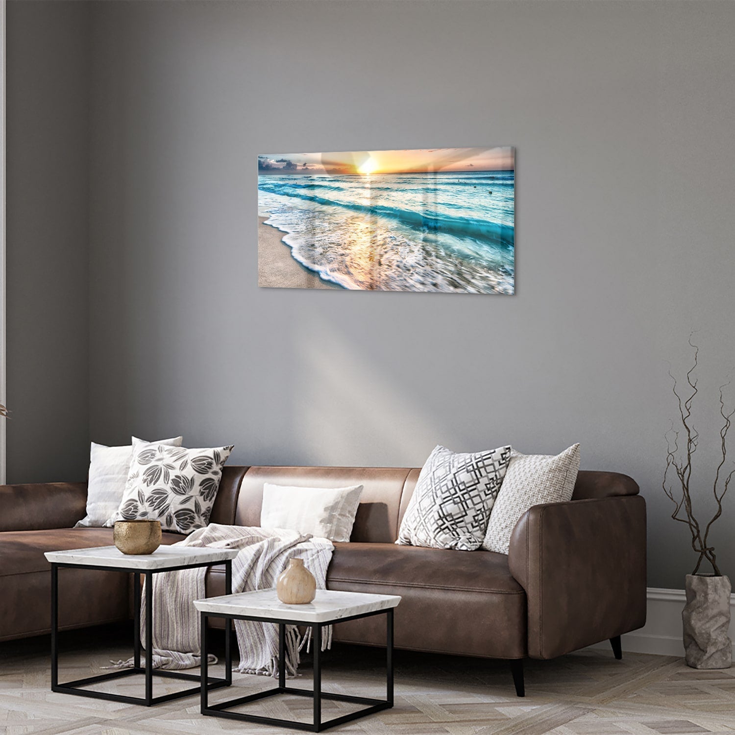 Glazen schilderij van een zonsondergang boven de zee, met kalme golven en zand.