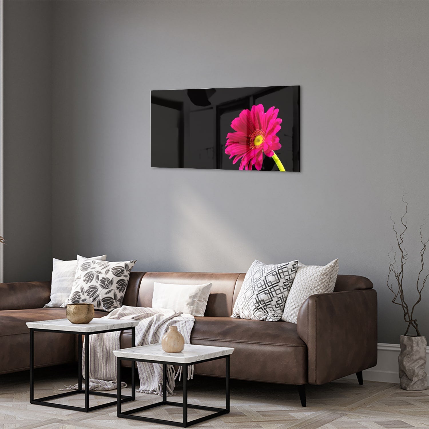 Glazen schilderij van een roze gerbera op zwarte achtergrond, perfect voor decoratie