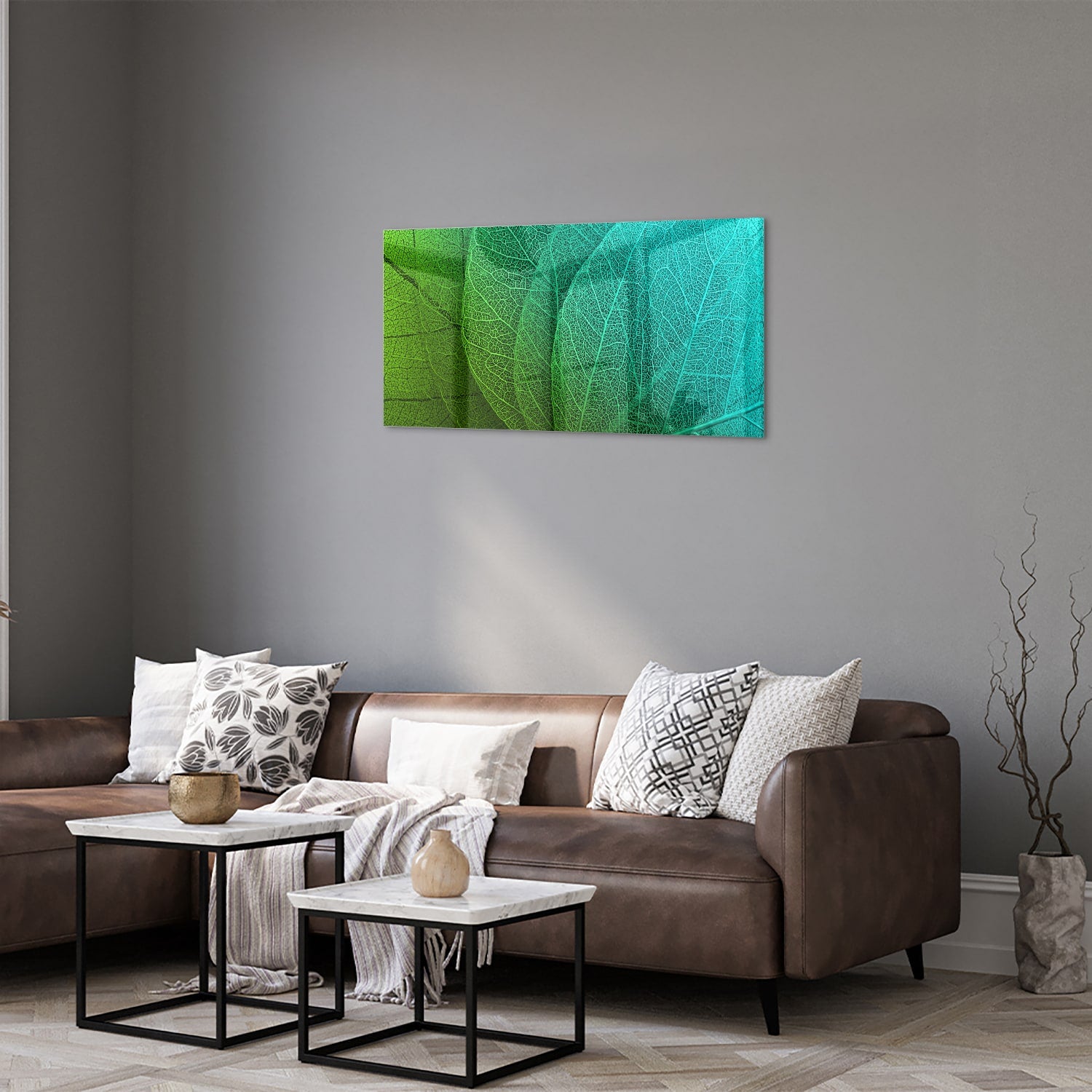 Glas schilderij met de structuur van groene bladeren aan een muur.