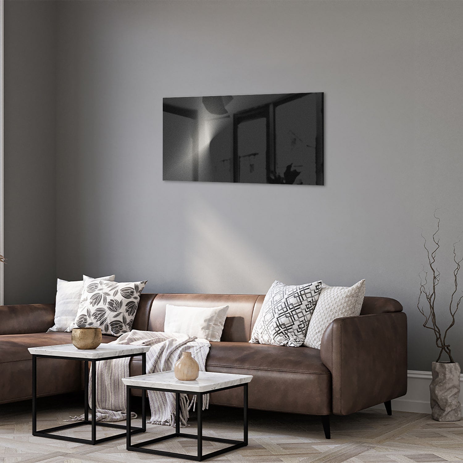 Moderne glazen schilderij op een witte muur in een stijlvolle woonkamer.