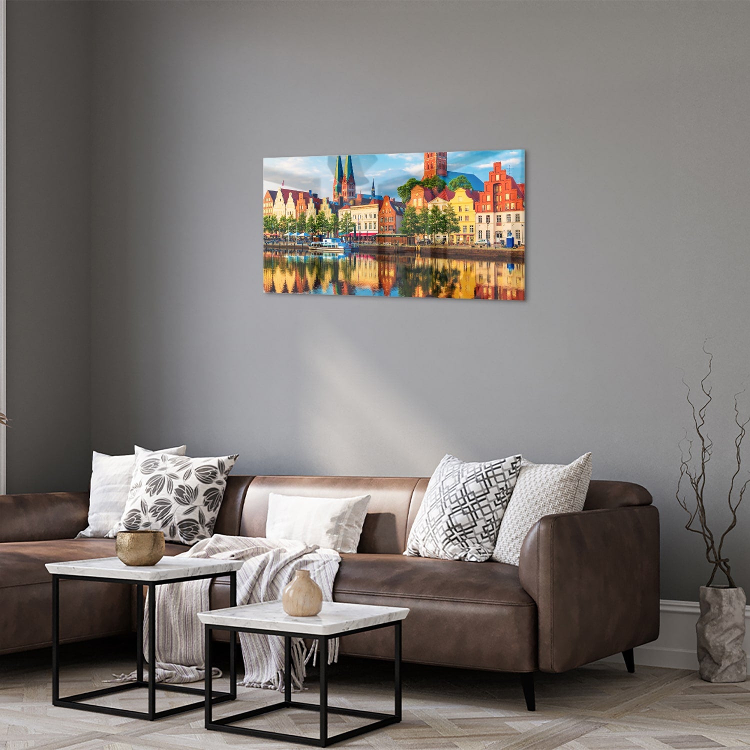 Kleurrijk glazen schilderij van een stadszicht met reflecties in het water