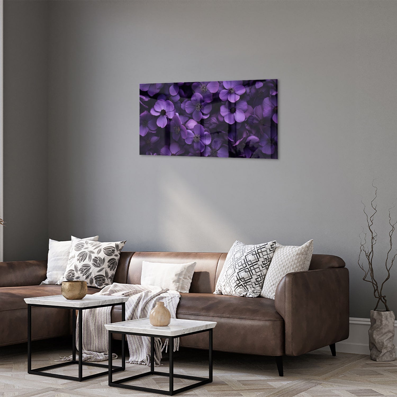 Paarse bloemen op een glazen schilderij aan de muur in een moderne woonkamer.