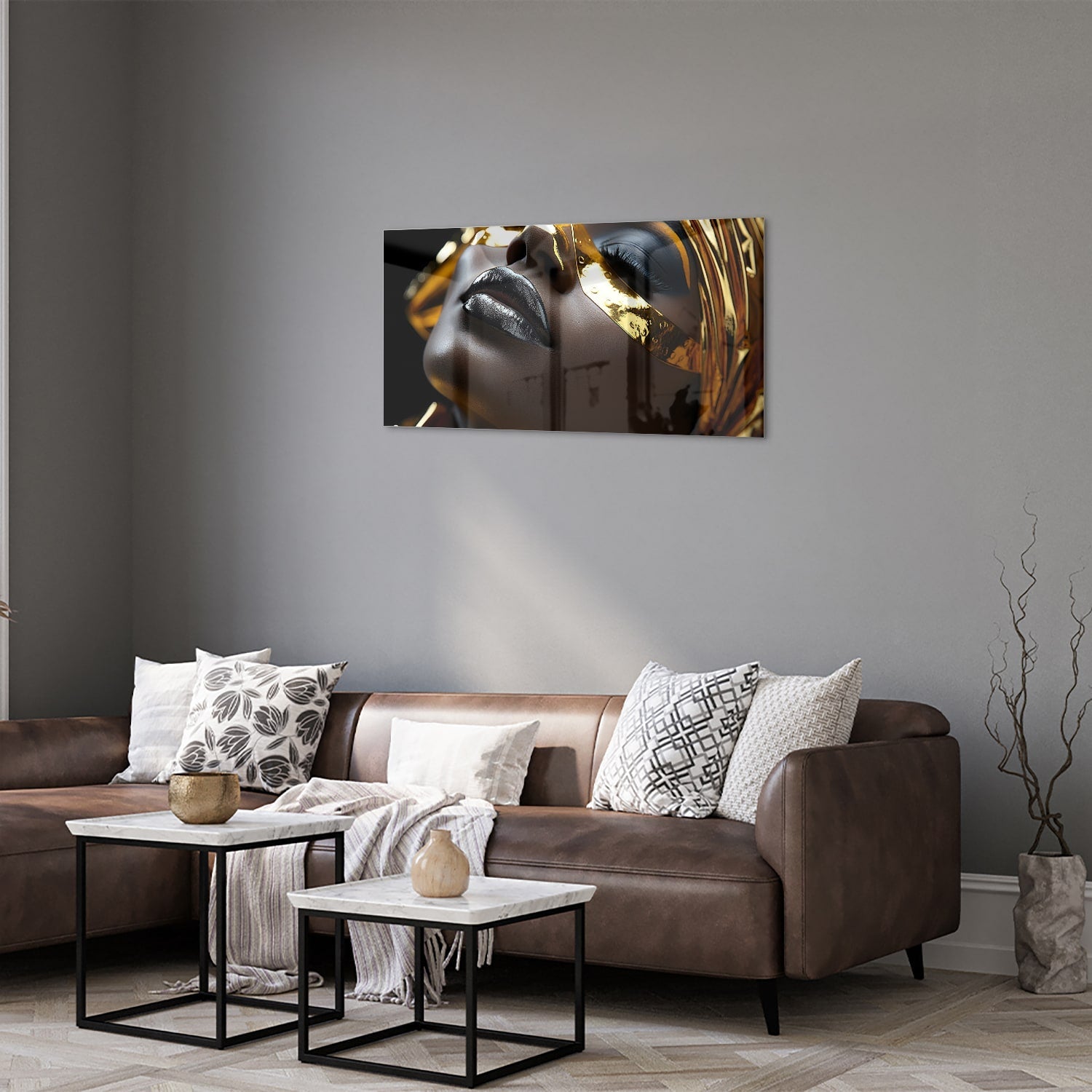 Glazen schilderij van een vrouwelijk gezicht met gouden accenten op een muur.