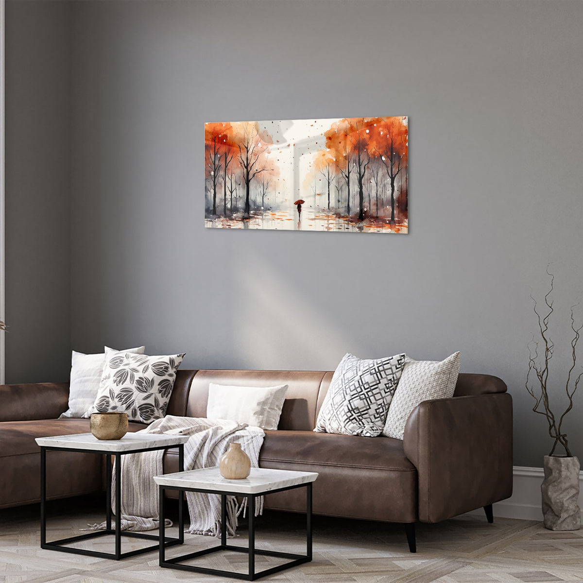 Glazen schilderij van een herfstlandschap met een wandelaar en kleurrijke bomen.