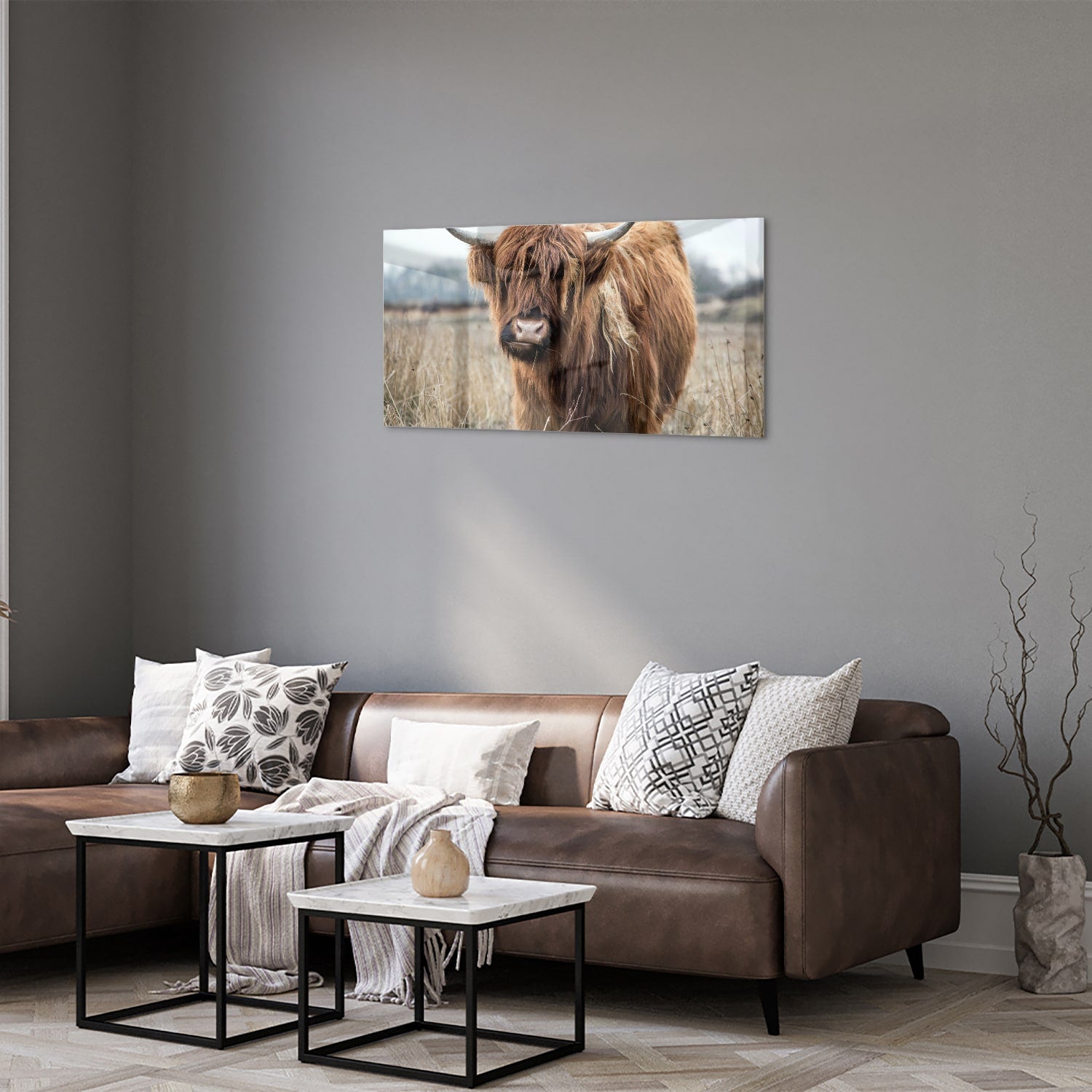 Glazen schilderij met een Houten Hooglander in een natuurlijke omgeving.
