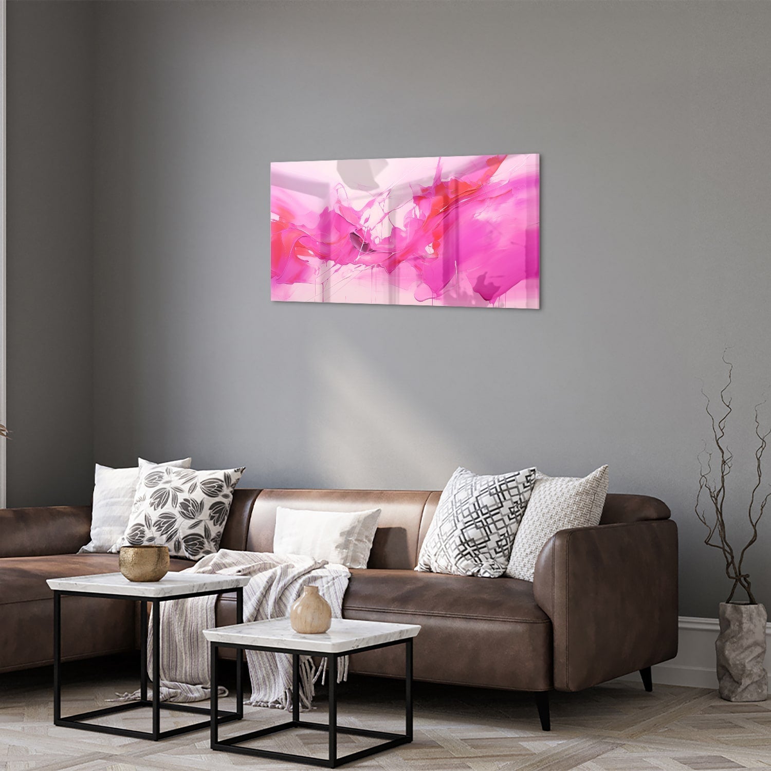 Abstract glazen schilderij met felle roze tinten aan de muur