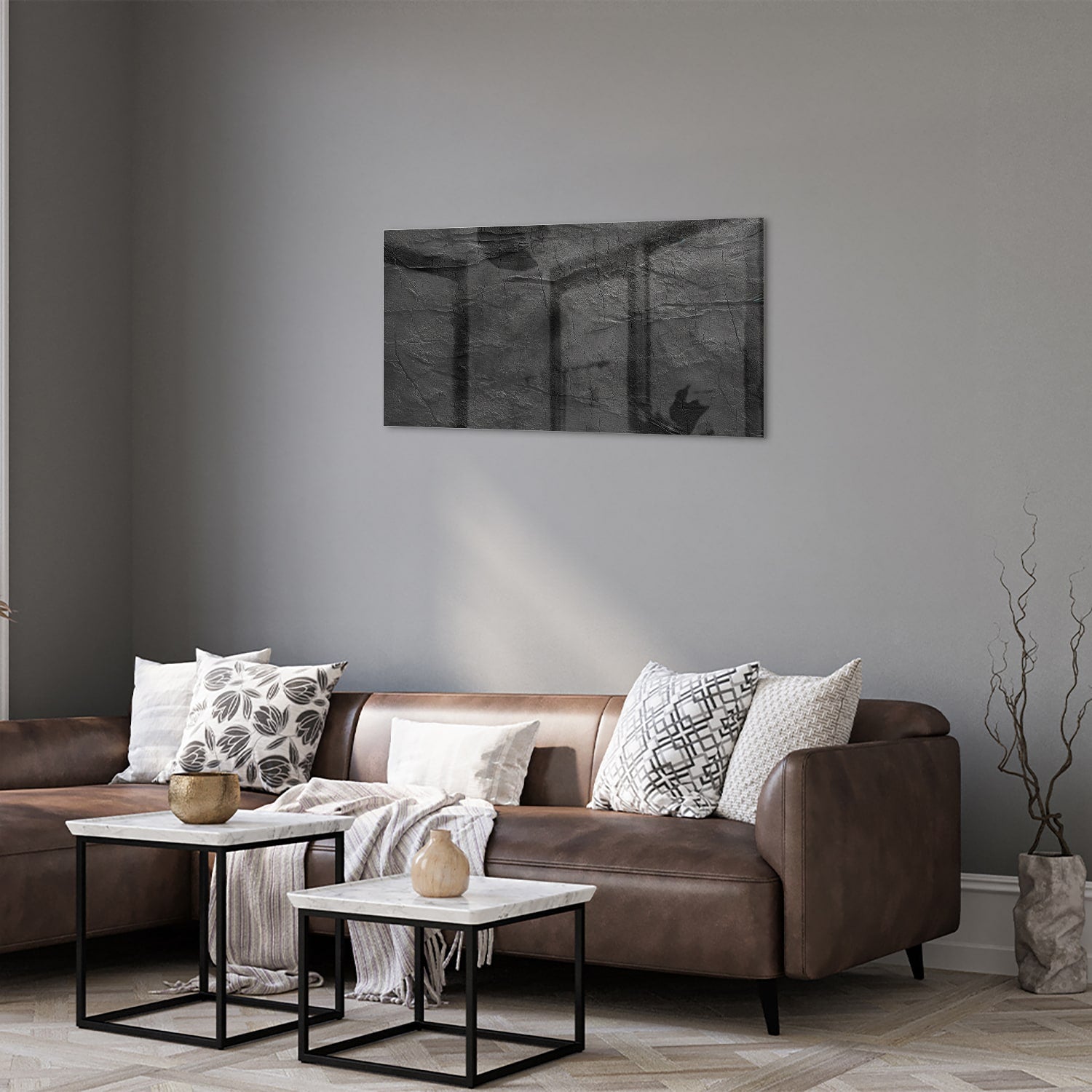 Abstract glazen schilderij in zwart en wit hangt aan de muur in een moderne woonkamer.