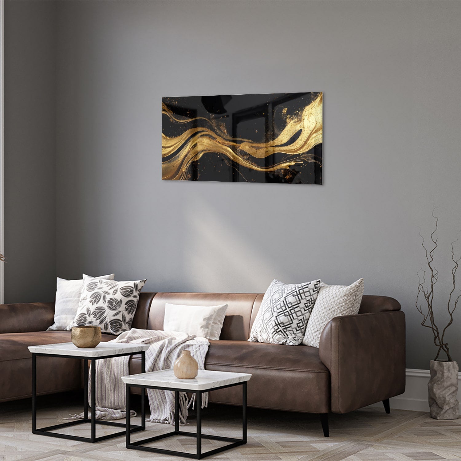 Glazen schilderij met gouden lijnen op een zwarte achtergrond, geschikt voor moderne interieurs.