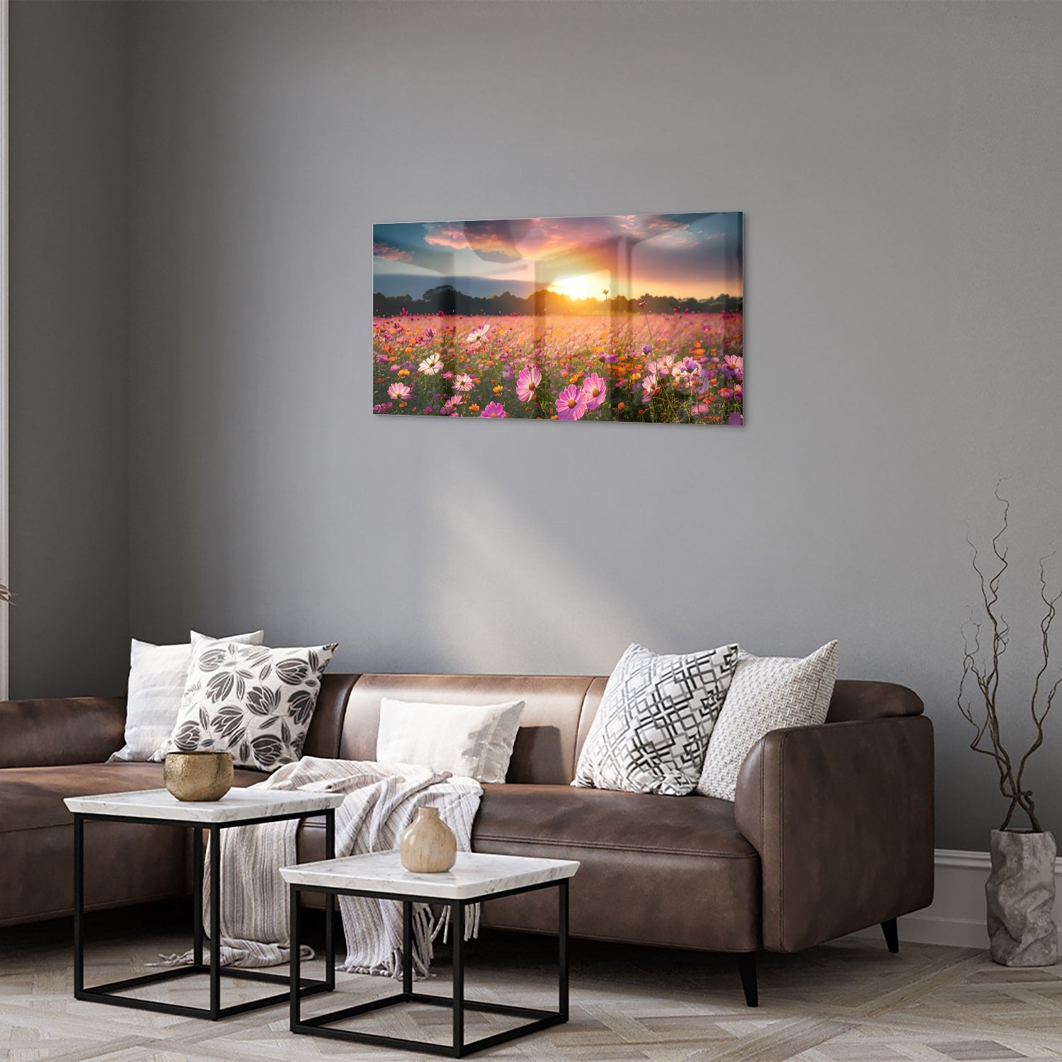 Glazen schilderij van een zonsondergang boven een kleurrijk bloemenveld.