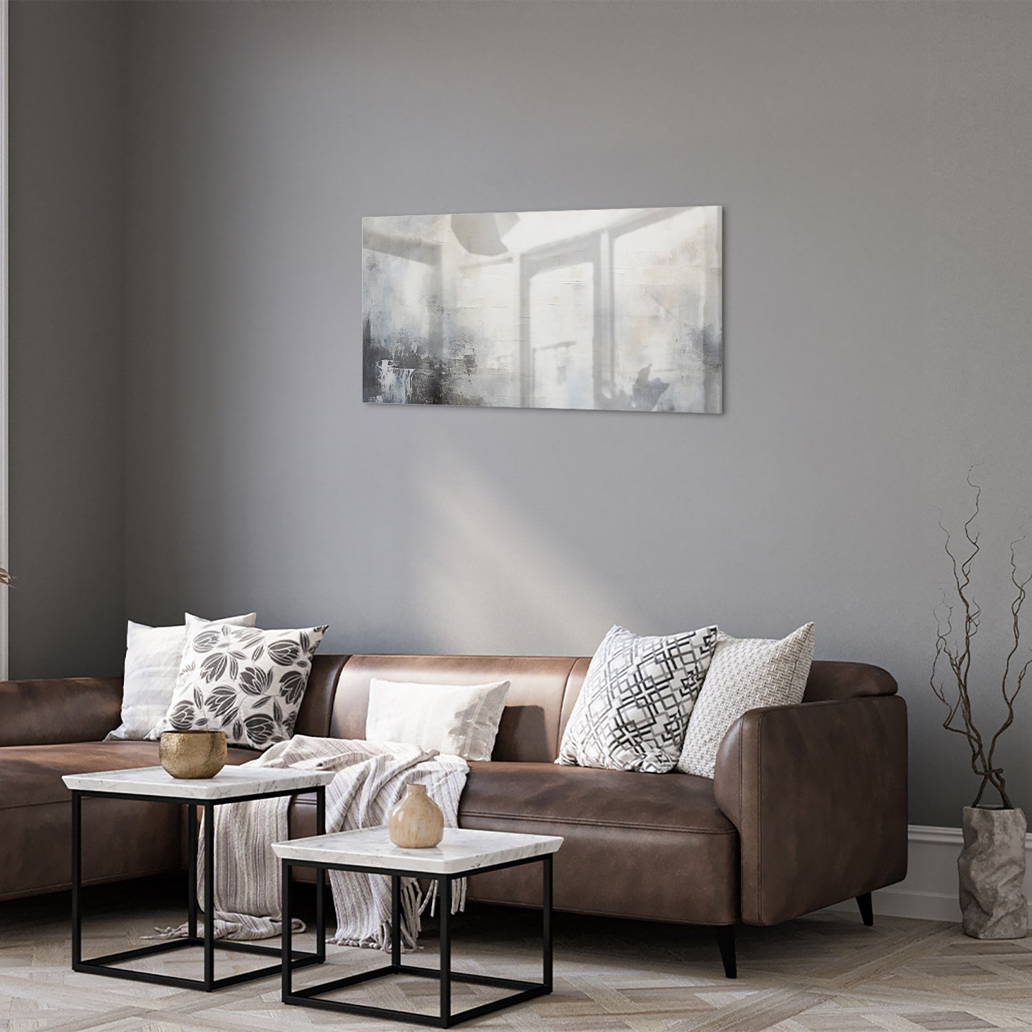 Abstract glazen schilderij met zachte kleuren aan de muur in een moderne woonkamer