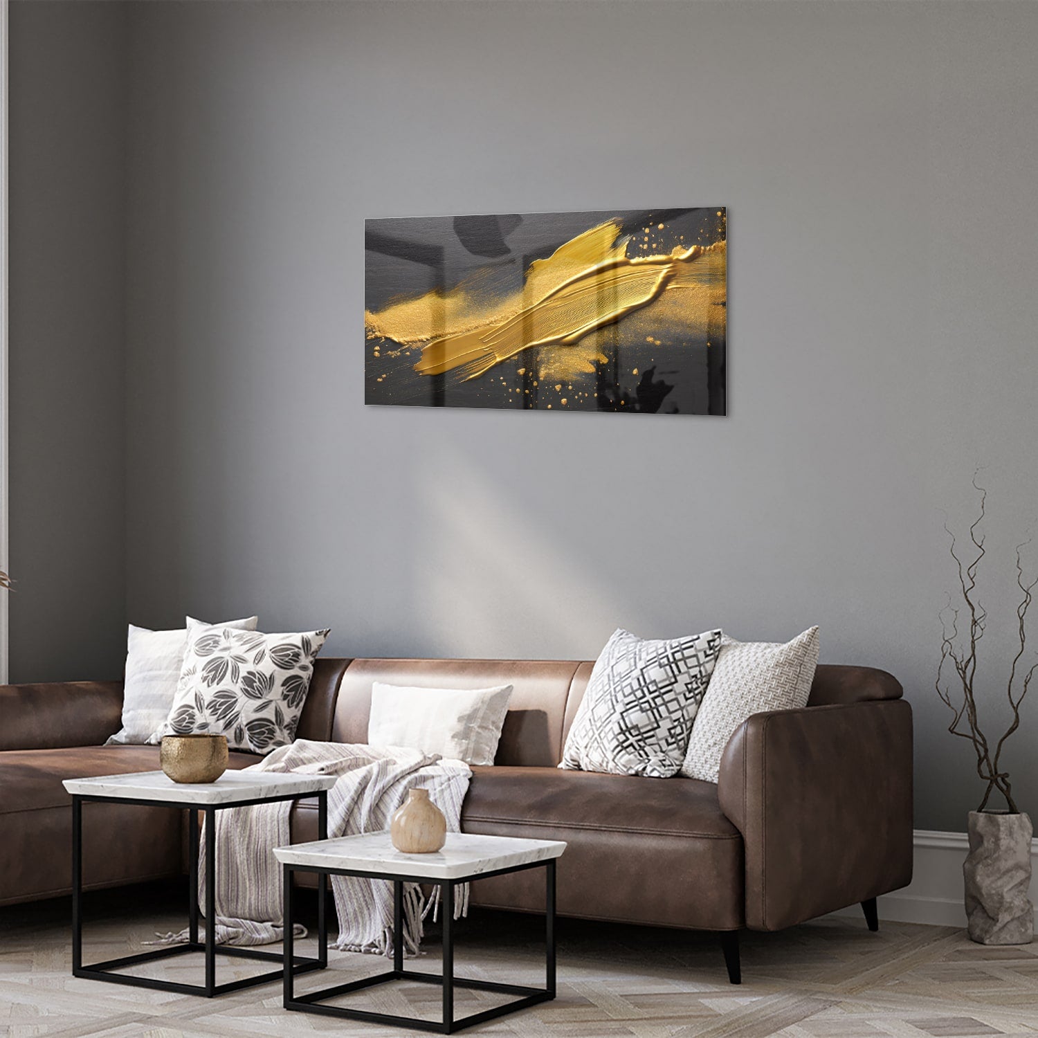 Modern glazen schilderij met gouden strepen op een zwarte achtergrond.