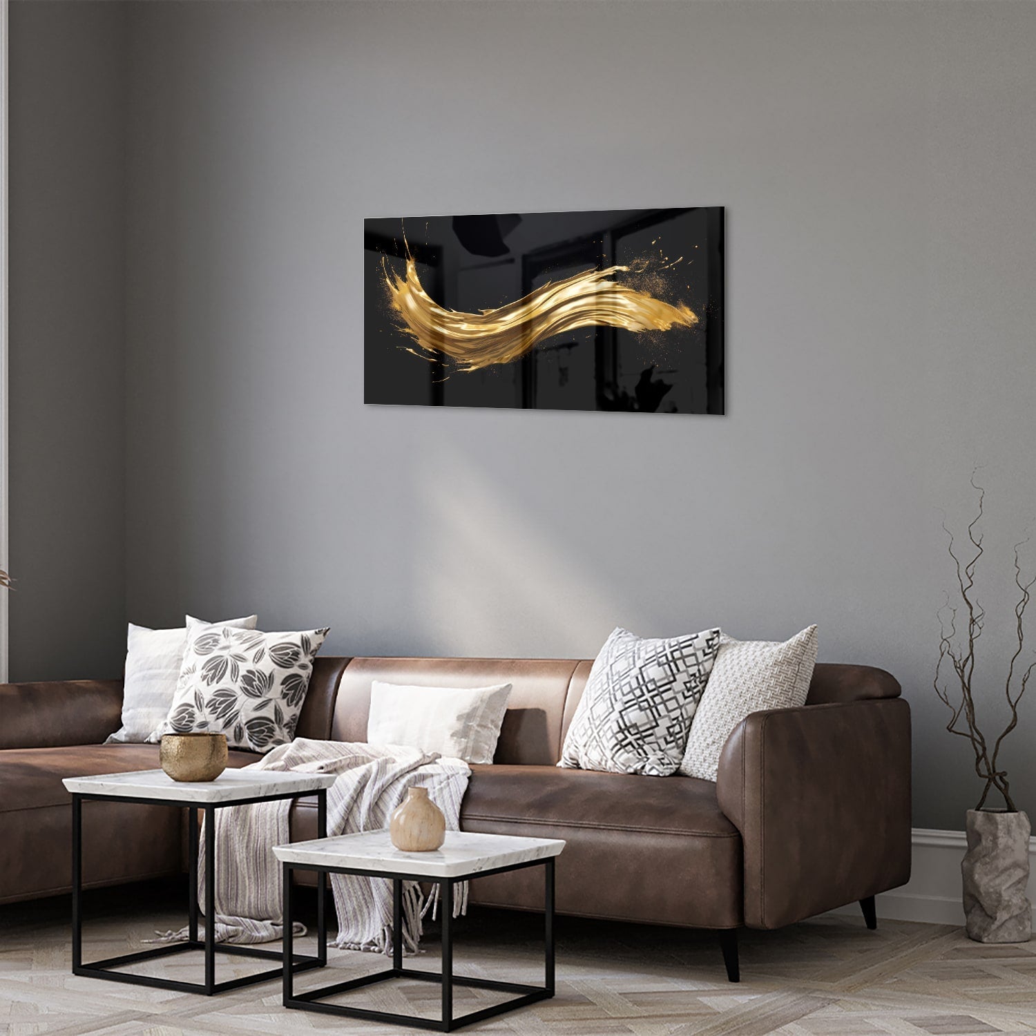 Glas schilderij met gouden glans op een zwarte achtergrond, hangend aan de muur.