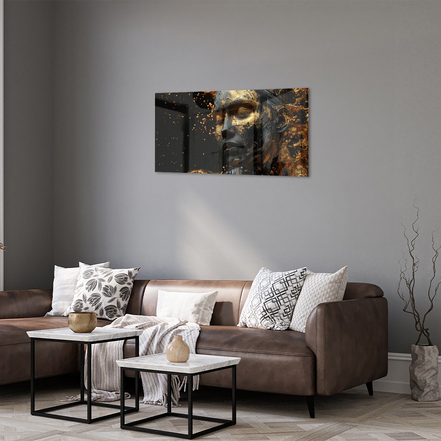 Glazen schilderij met een gouden vrouwelijk portret aan de muur