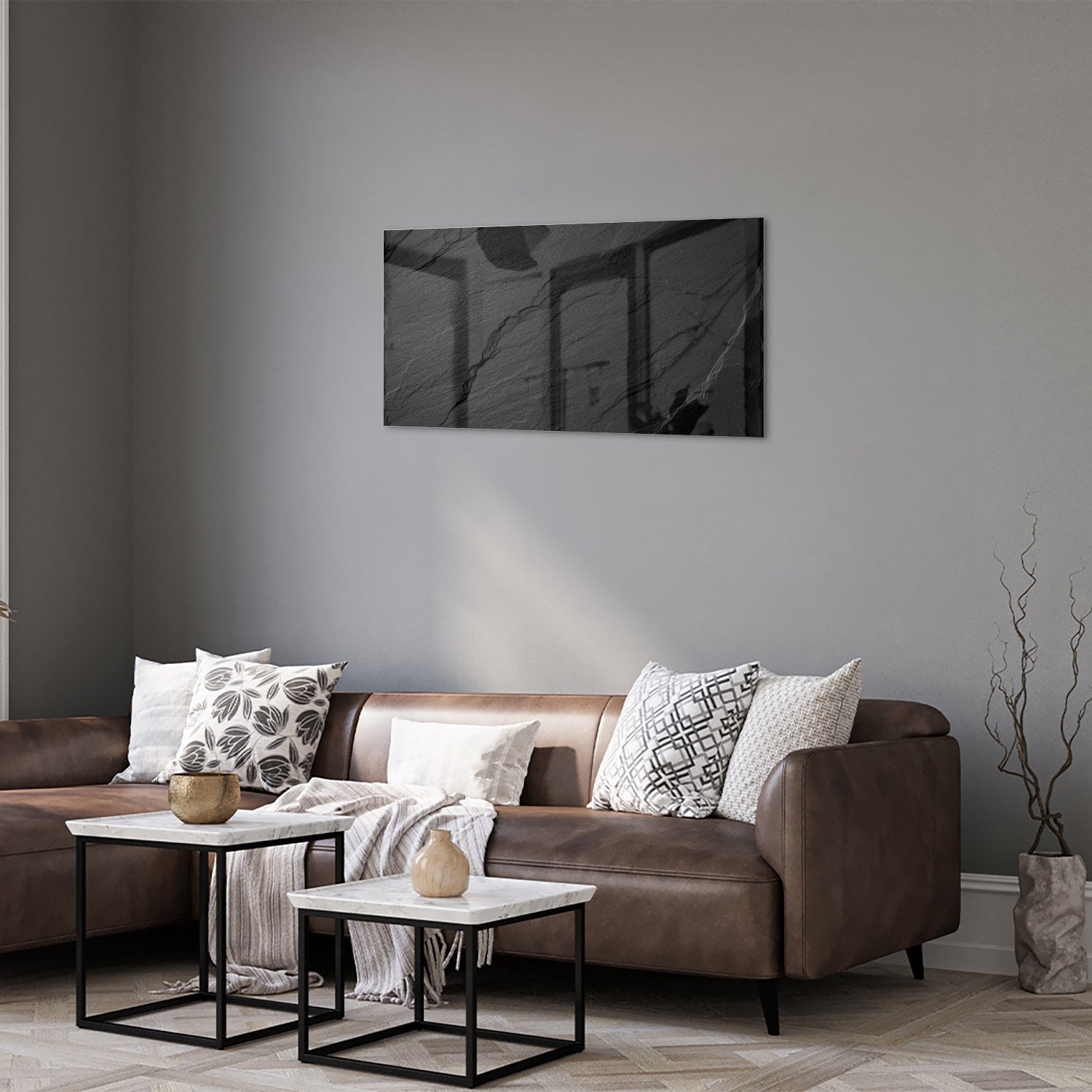 Modern glazen schilderij met abstracte zwart-witte patronen aan de muur.