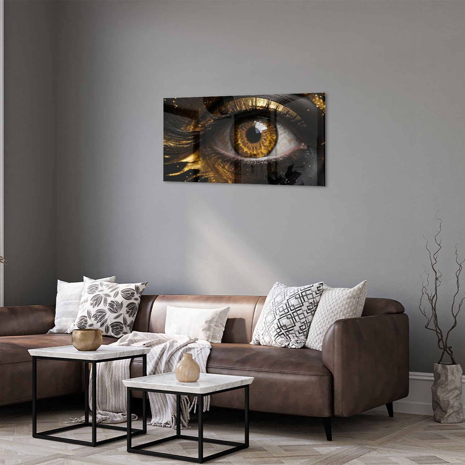 Glazen schilderij van een gouden oog op een zwarte achtergrond, hangt aan de muur.